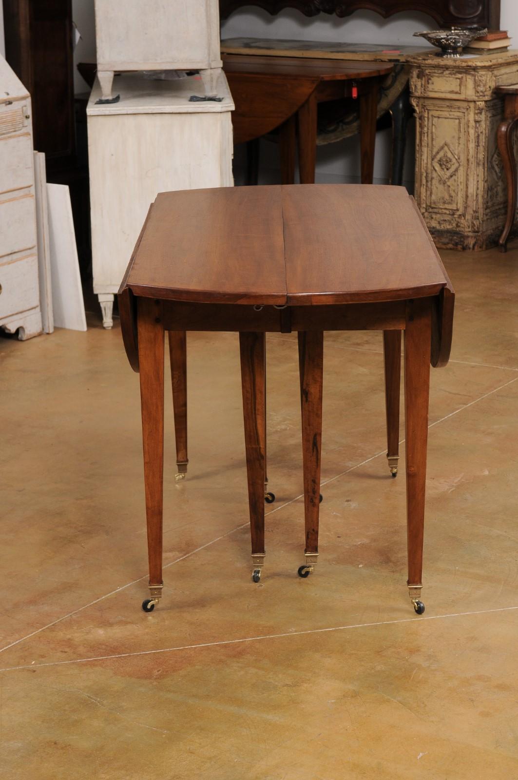 French 1890s Walnut Oval Extension Dining Table with Four Removable Leaves 7