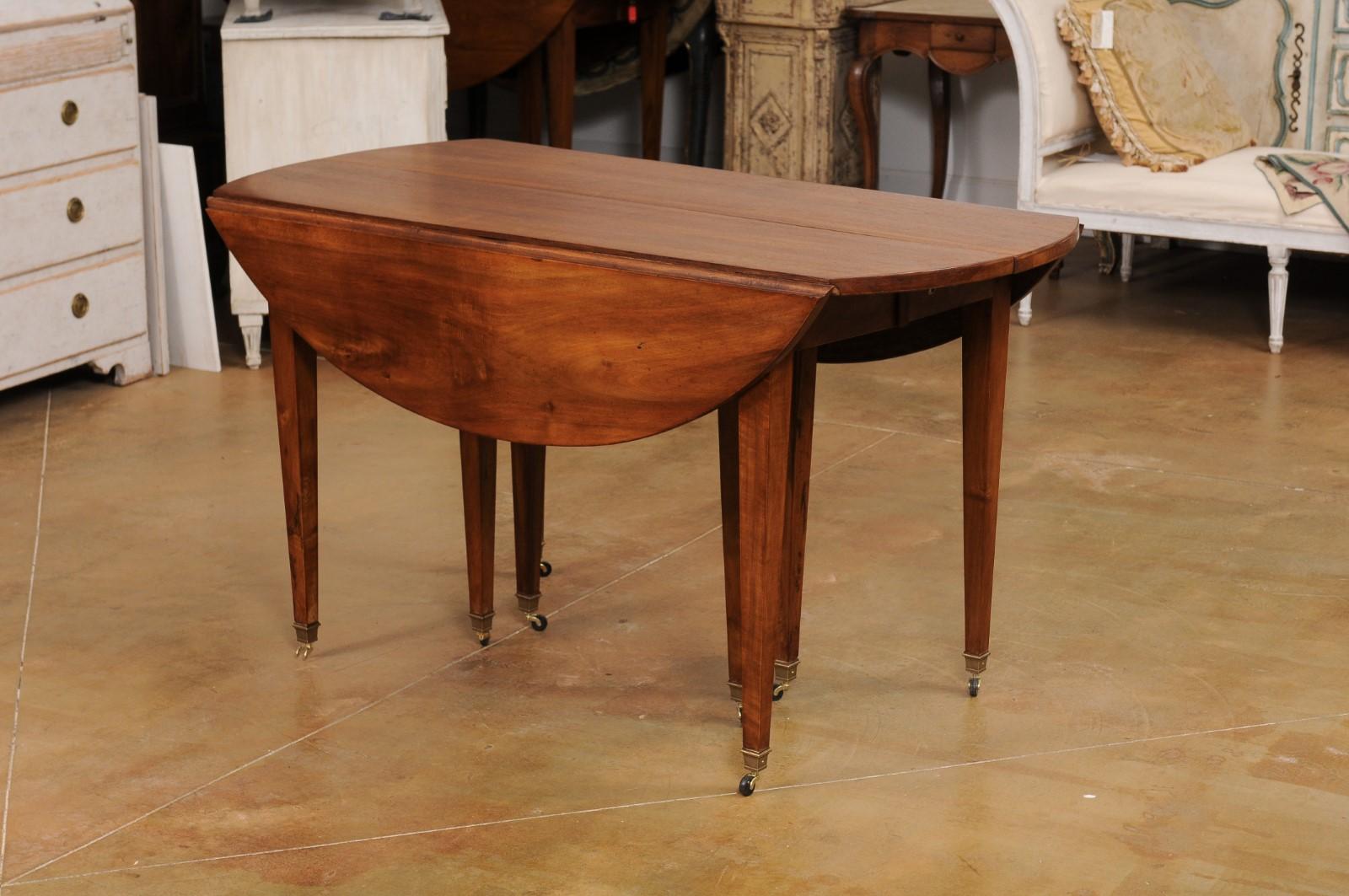 French 1890s Walnut Oval Extension Dining Table with Four Removable Leaves 9