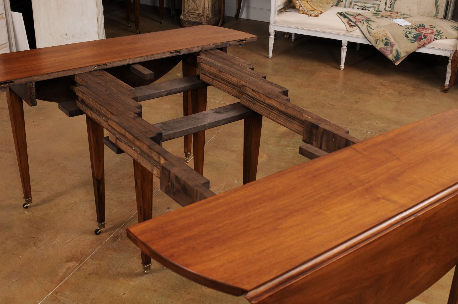 French 1890s Walnut Oval Extension Dining Table with Four Removable Leaves In Good Condition In Atlanta, GA