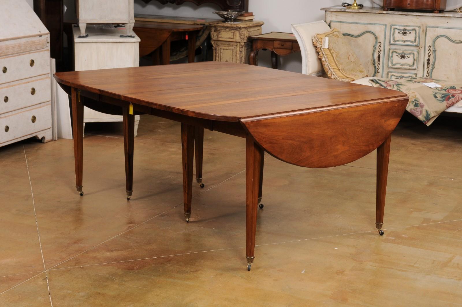 French 1890s Walnut Oval Extension Dining Table with Four Removable Leaves 3