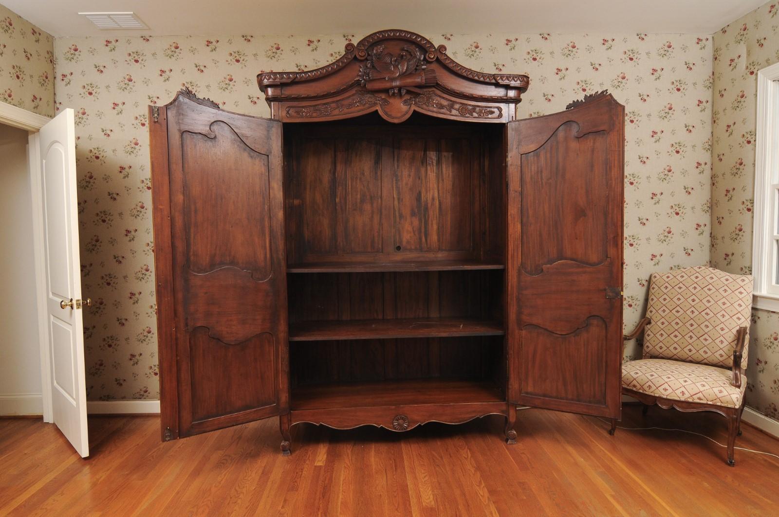 French 1890s Walnut Wedding Armoire with Carved Doves, Quiver and Lutes 10
