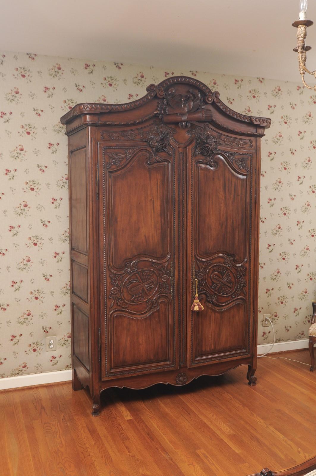 French 1890s Walnut Wedding Armoire with Carved Doves, Quiver and Lutes 12