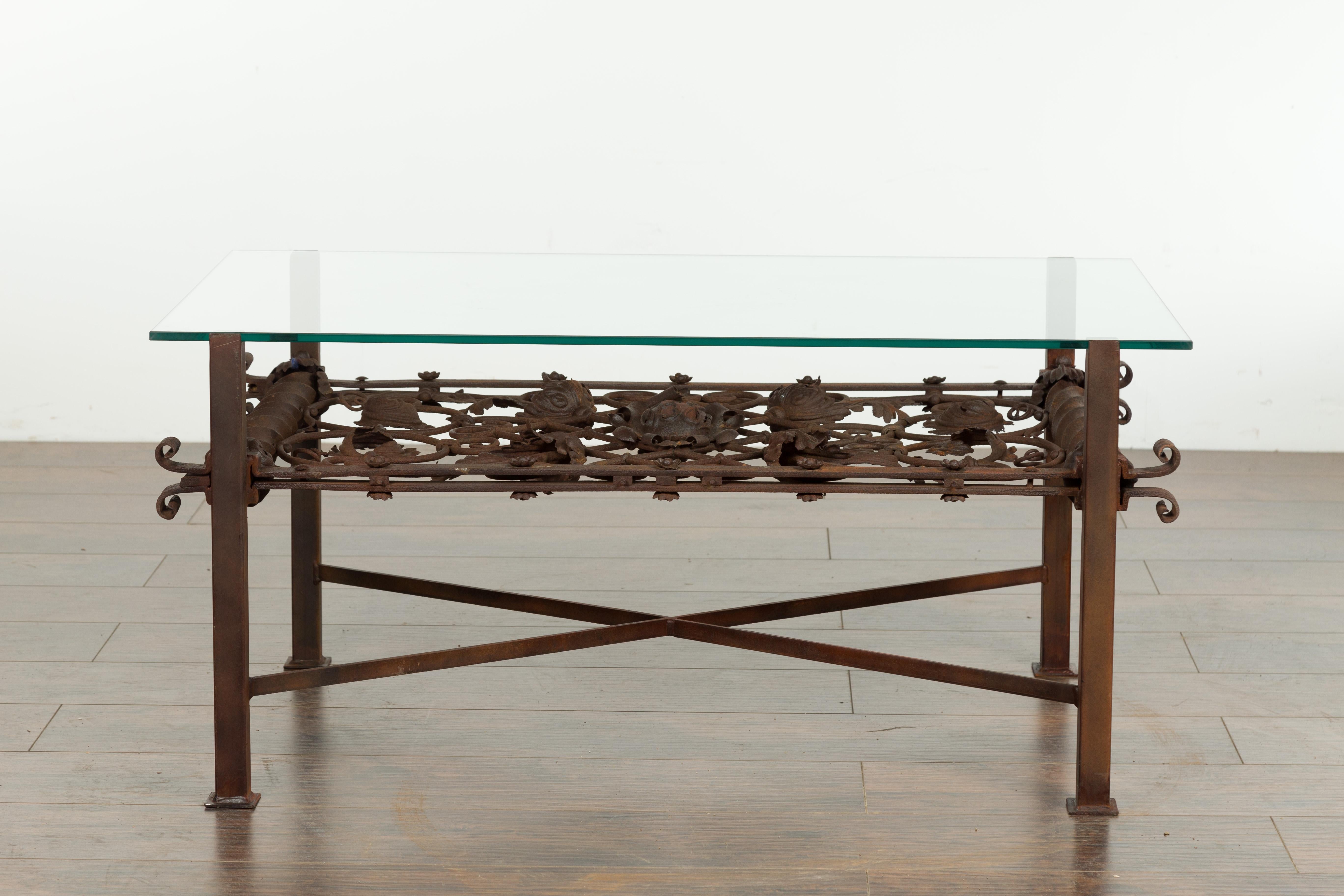 Fragment de balcon en fer français de 1892 transformé en table basse avec plateau en verre en vente 5