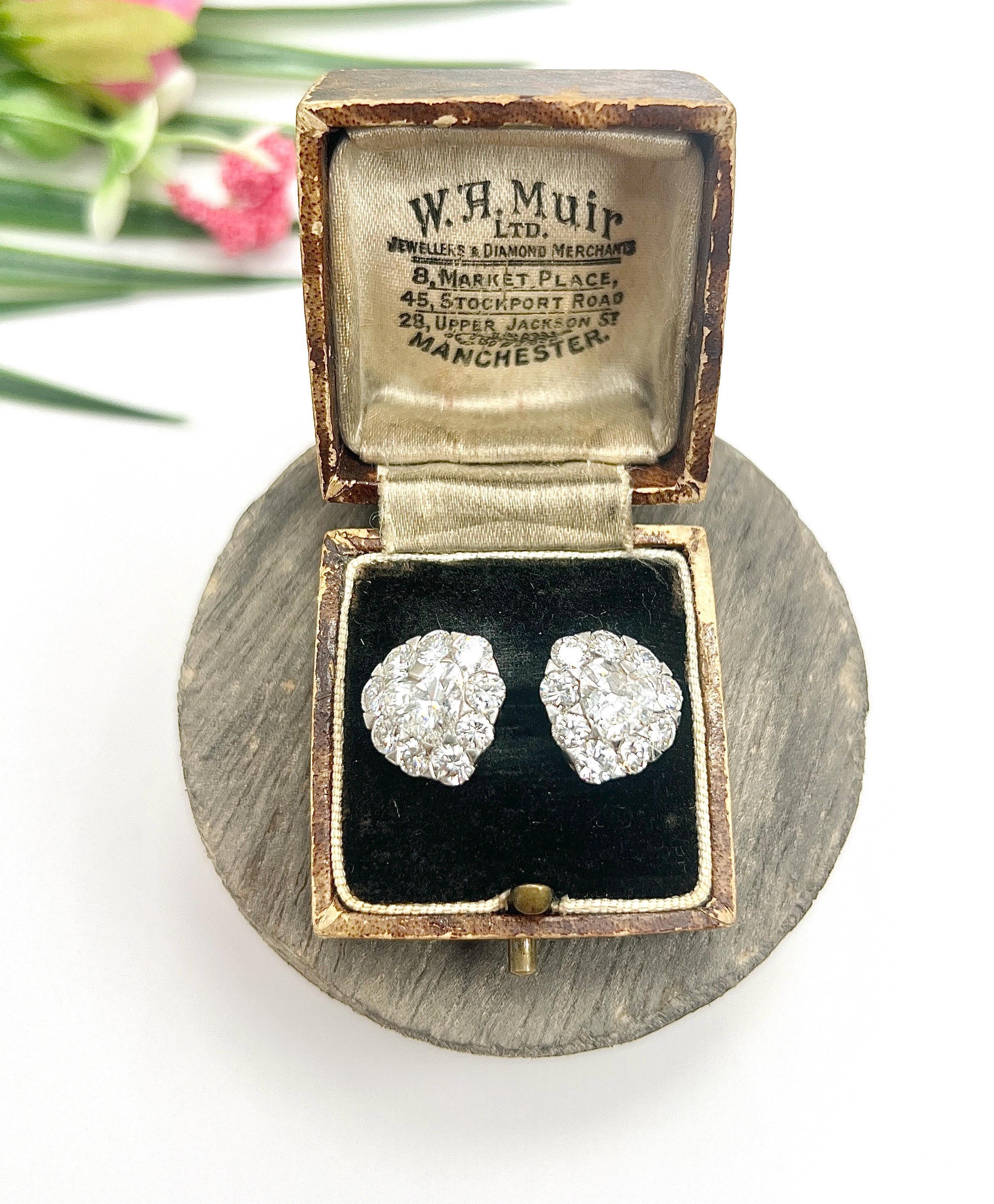 Orecchini francesi in oro bianco 18ct con diamanti naturali a forma di cuore da 5,80 carati In condizioni buone in vendita a Brighton, GB