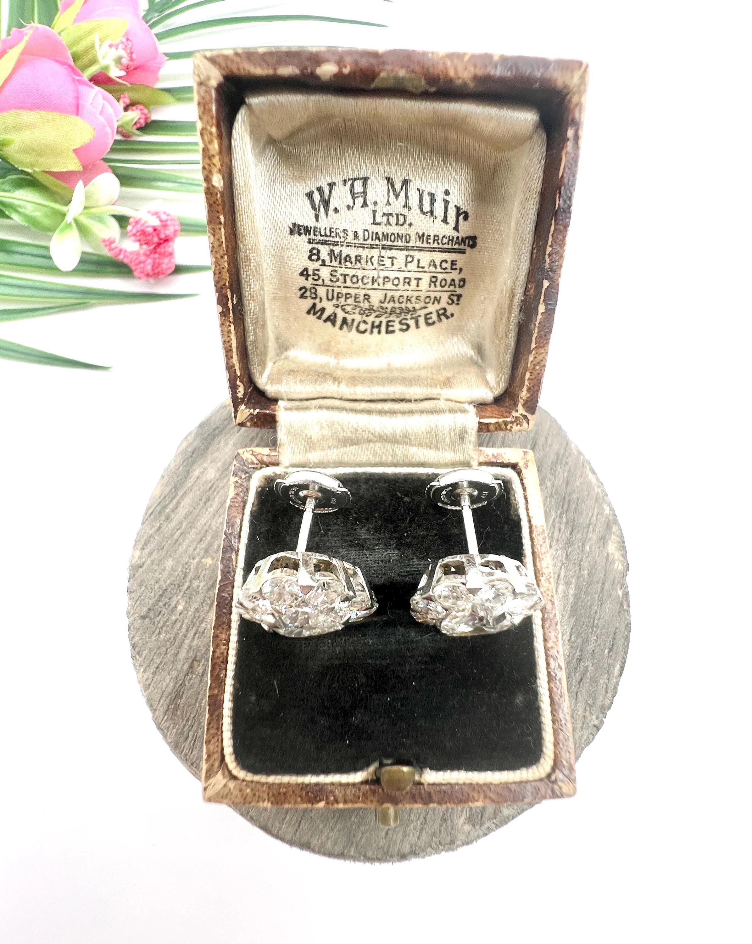Orecchini francesi in oro bianco 18ct con diamanti naturali a forma di cuore da 5,80 carati in vendita 1