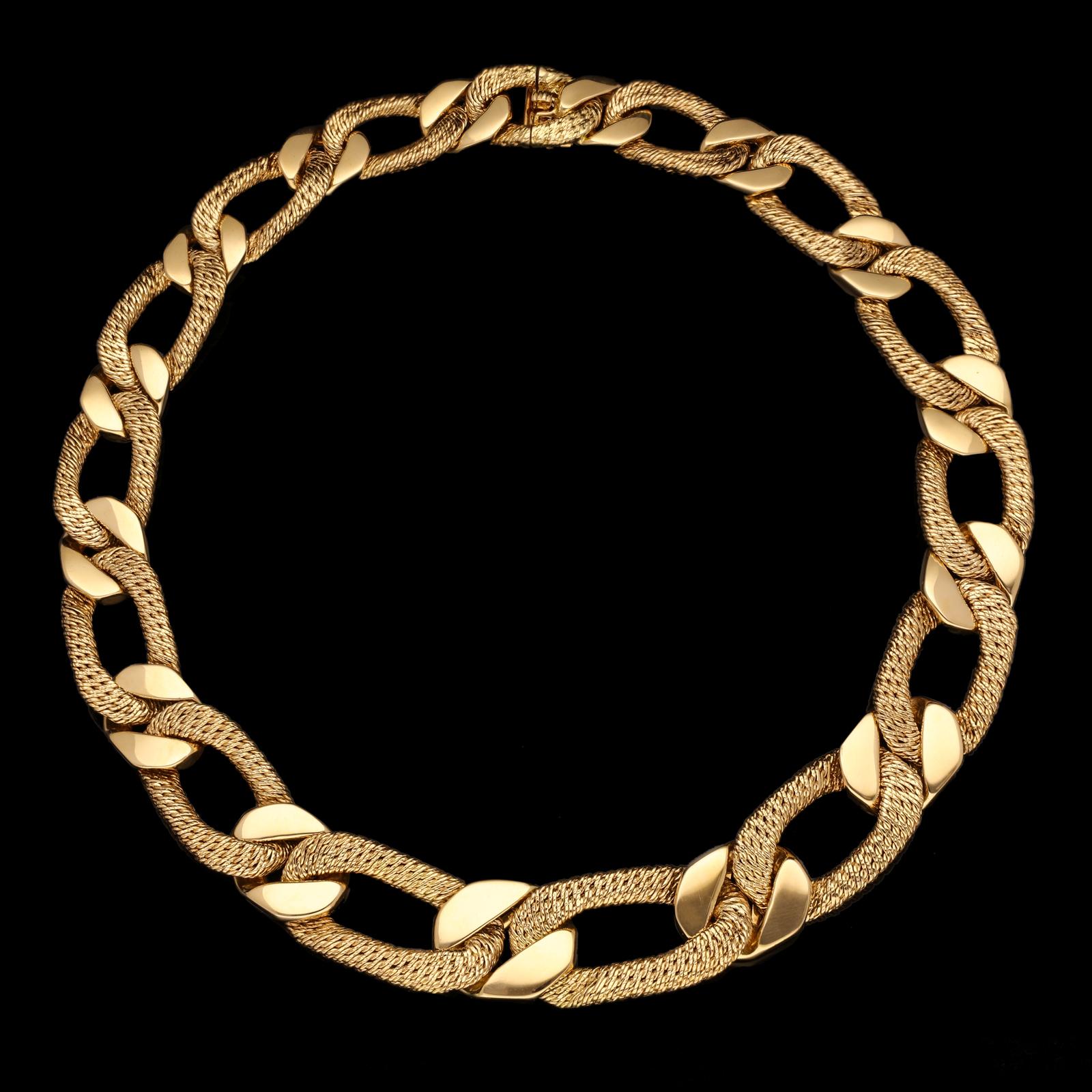 A stylish French 18ct yellow gold necklace by Cartier c.1970s, designed as a single row of gourmette links in alternating polished and woven textured gold finish, with a concealed tongue and box clasp.

18ct yellow gold with makers marks and French