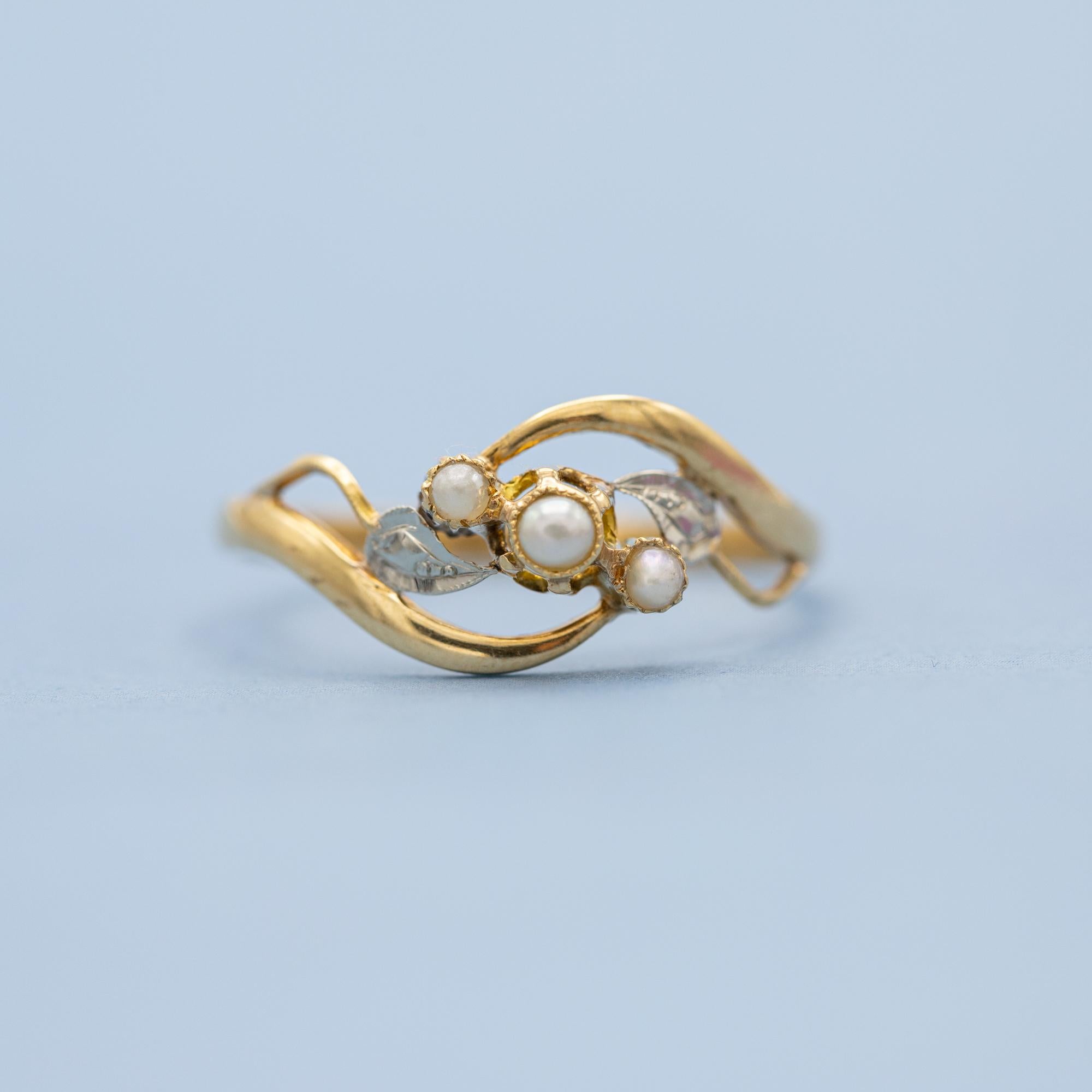 French 18k Antique flower ring - Napoleon III, Victorian pearl three stone 5