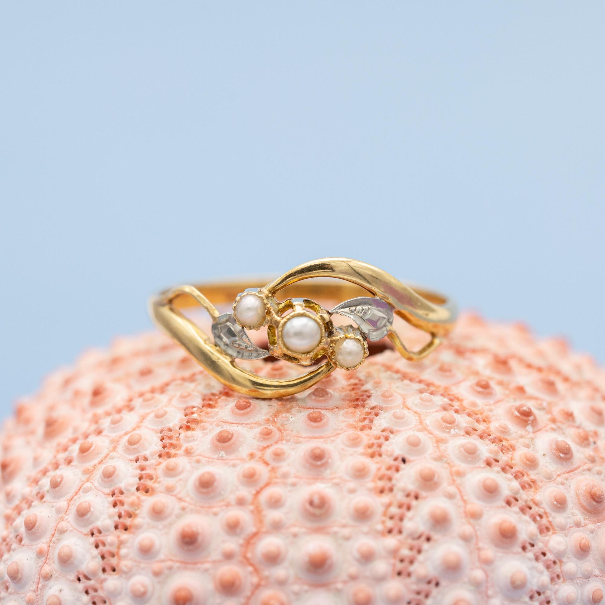 Round Cut French 18k Antique flower ring - Napoleon III, Victorian pearl three stone