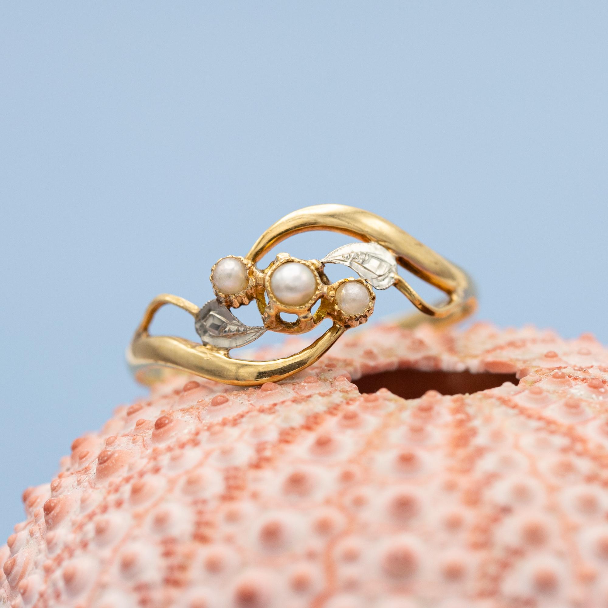 French 18k Antique flower ring - Napoleon III, Victorian pearl three stone In Good Condition In Antwerp, BE