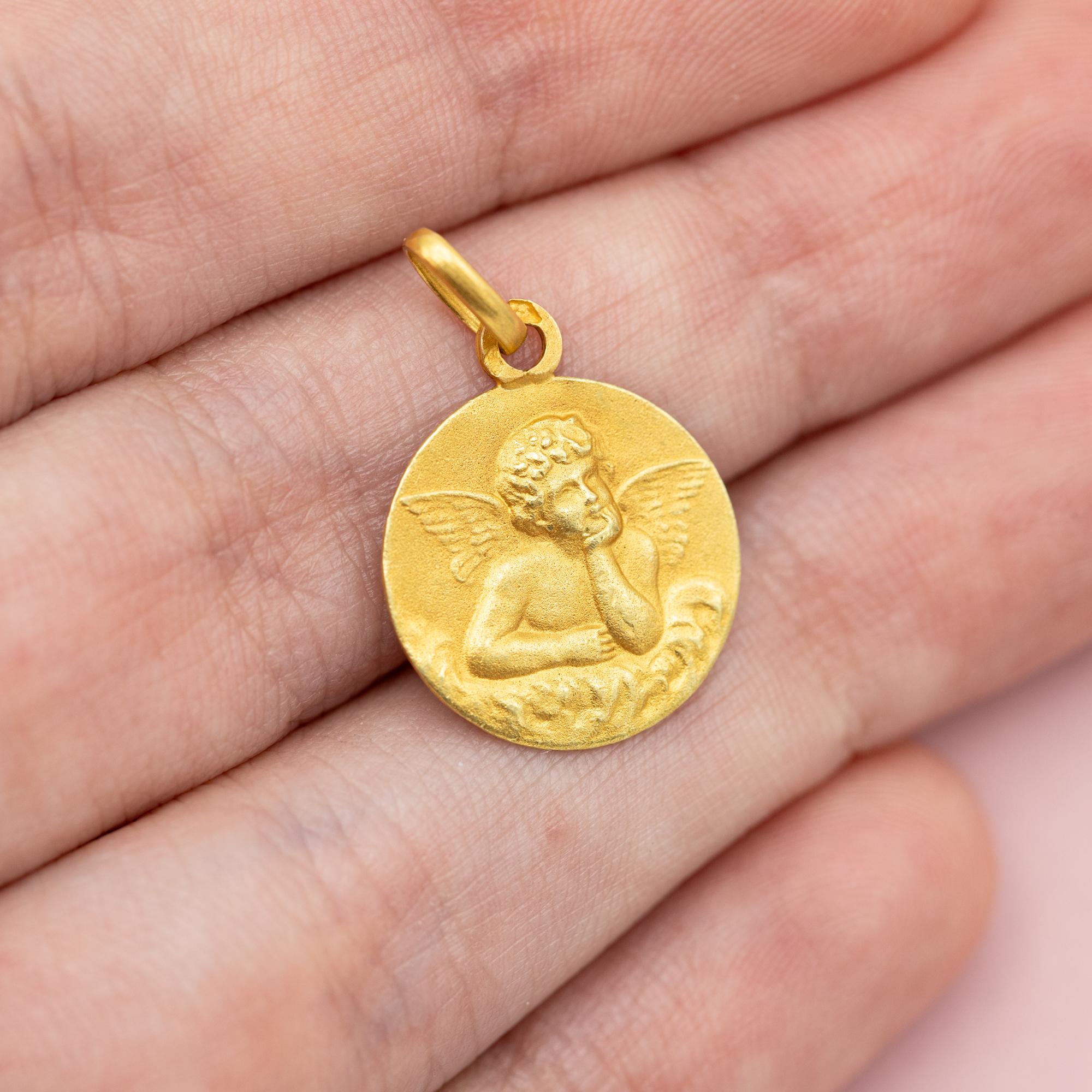 For sale is this marvellous 18 Karat yellow gold cherub pendant. This beautiful detailed medal depicts Raphael from the famous painting 'Madonna di san sisto' The oil painting from Raphael Sanzio. Thanks to the many details of this little angel his