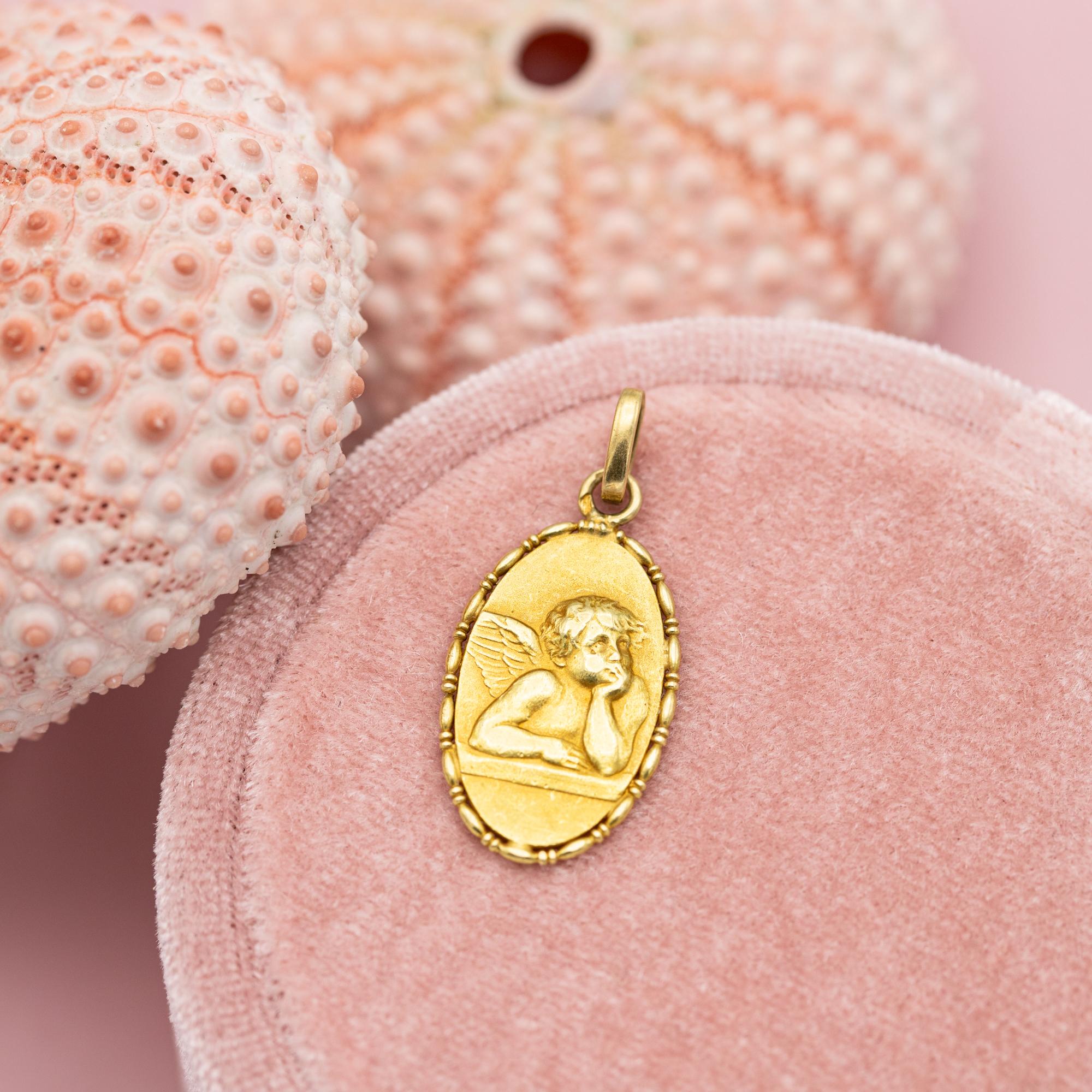 For sale is this marvellous 18 Karat yellow gold cherub pendant. This beautiful detailed medal depicts Raphael from the famous painting 'Madonna di san sisto' The oil painting from Raphael Sanzio. Thanks to the many details of this little angel his