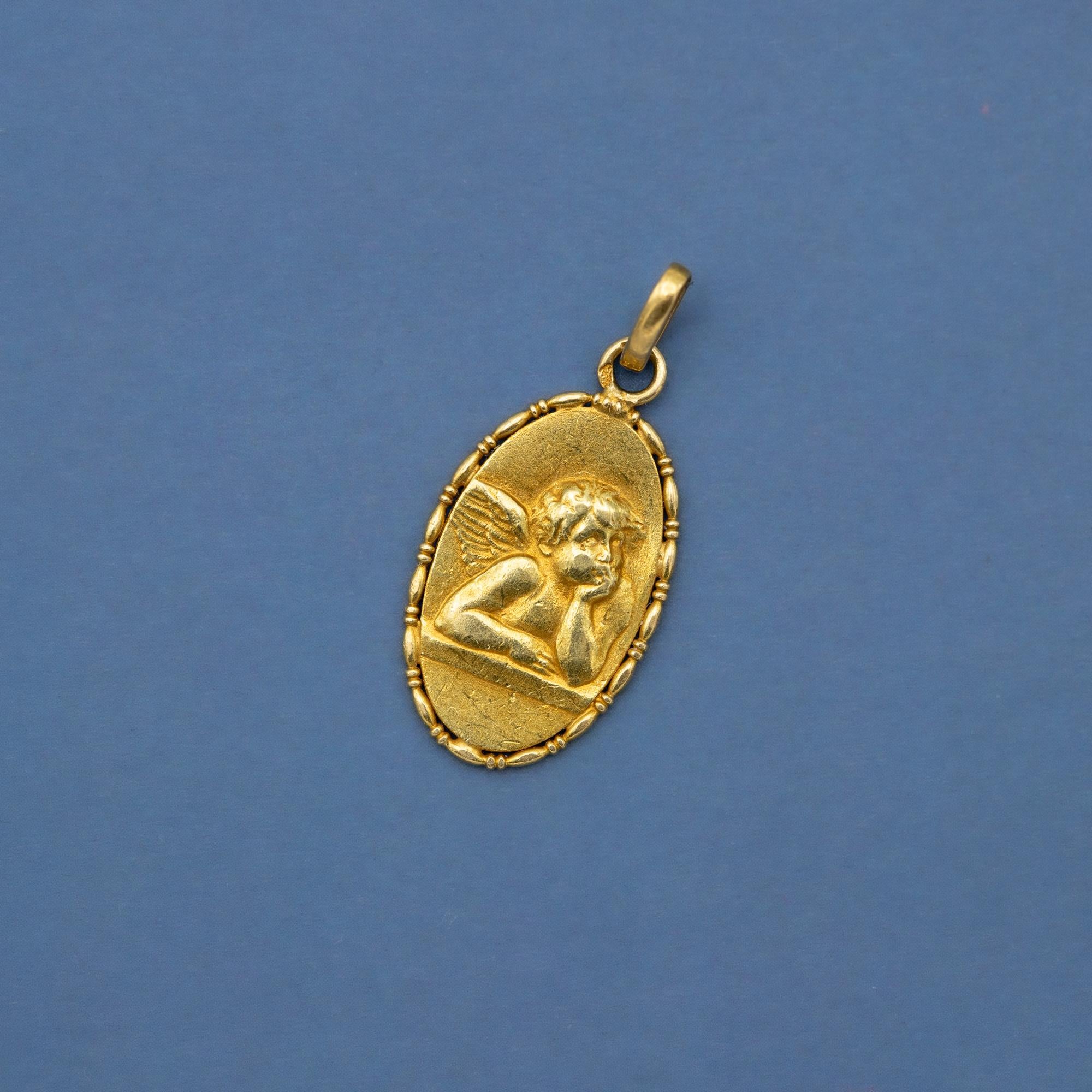 French 18k Cute Angel Raphael medal - Vintage Solid yellow Gold Pendant - Cherub In Good Condition In Antwerp, BE