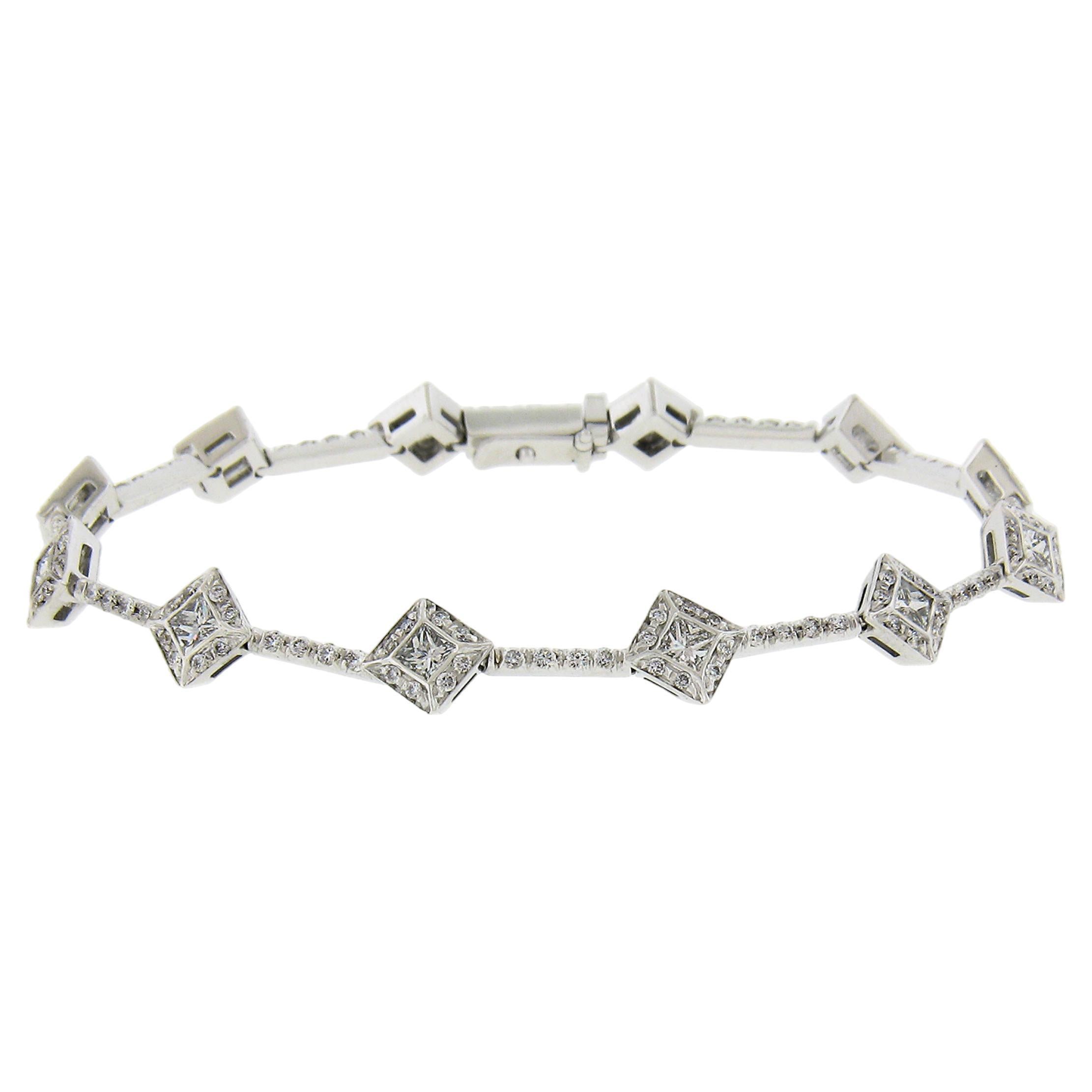 Bracelet en or 18k avec lignes géométriques en or français 3ctw Princesse et diamant rond en vente