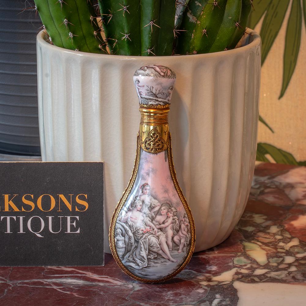Scene ispirate a Renascence

Nella nostra categoria di oggetti da collezione, siamo entusiasti di presentare questa eccezionale bottiglia di profumo francese in oro e smalto. Il flacone di profumo è montato in una cornice in oro 18 carati con