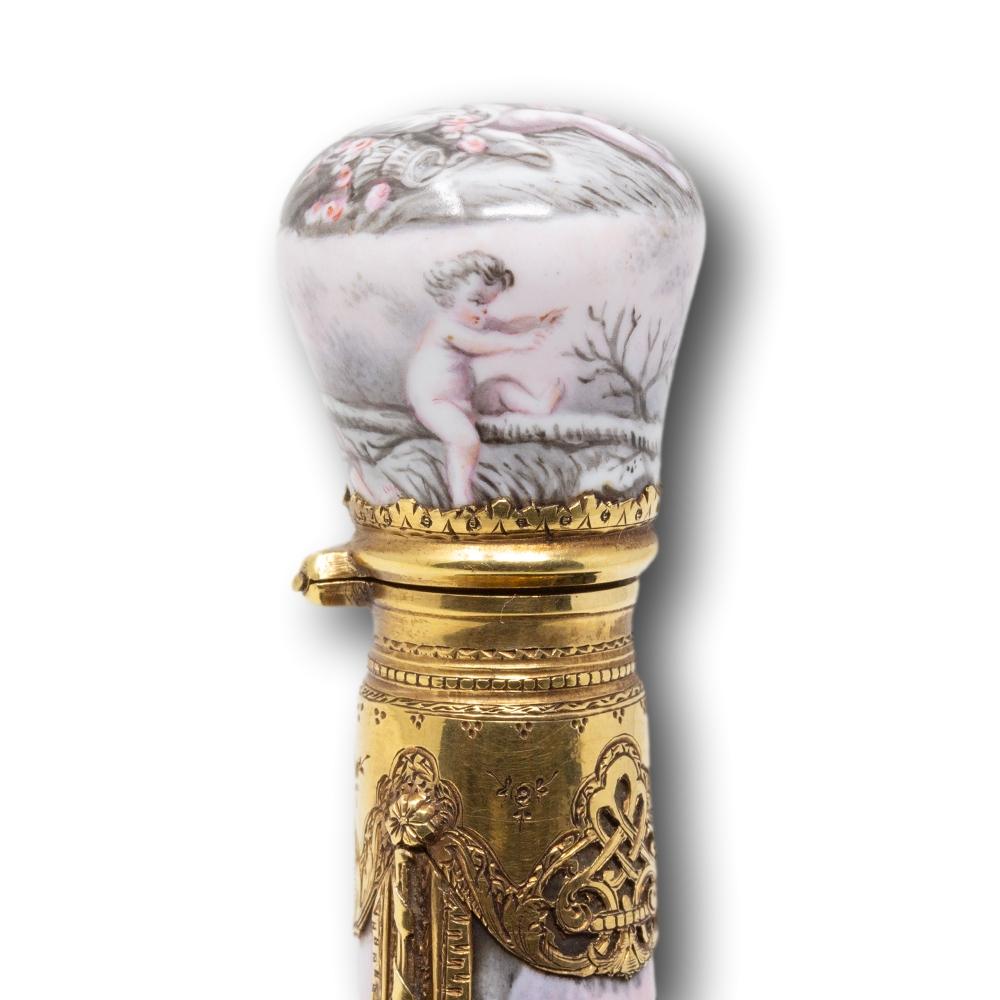 Oro Bottiglia di profumo francese in oro 18k e smalto in vendita
