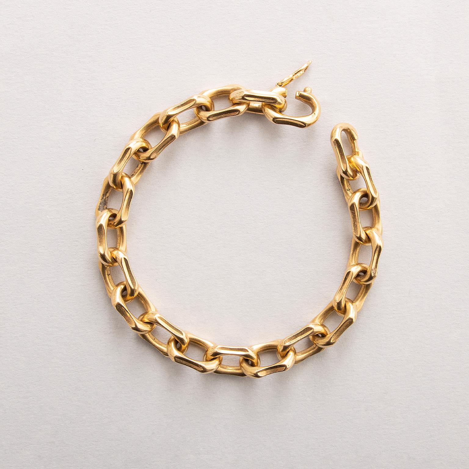 Bracciale a maglie in oro giallo 18 carati con maglie geometriche ad ancora concave, chiusura invisibile e sicura, Frankrijk, irca 1970. 

peso: 77,8 g lunghezza: 23 cm adatto a un polso di dimensioni comprese tra 15 e 19,5 cm, poiché è facile