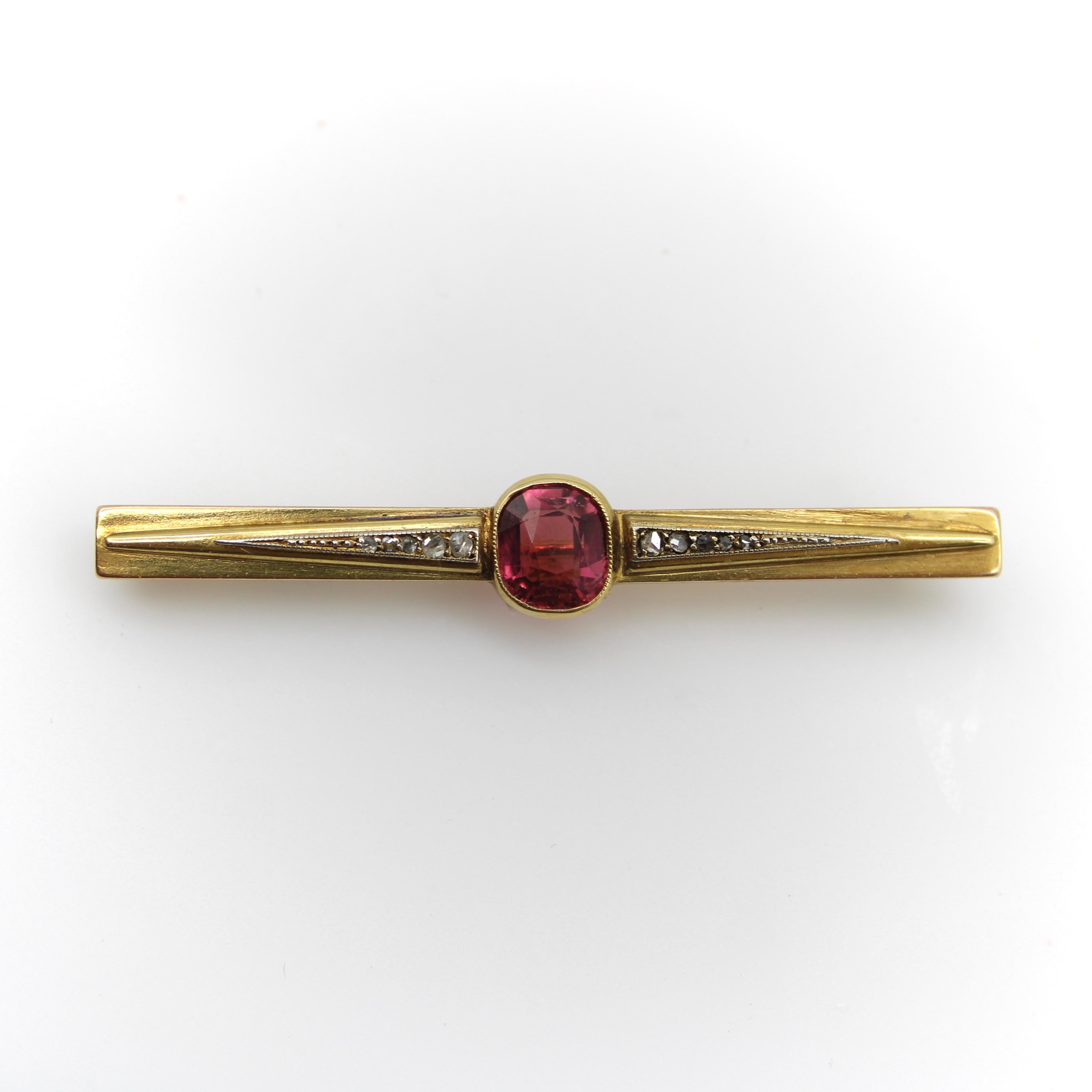 Taille rose Broche française en or 18 carats avec tourmaline et diamants sertis sur le chaton en vente