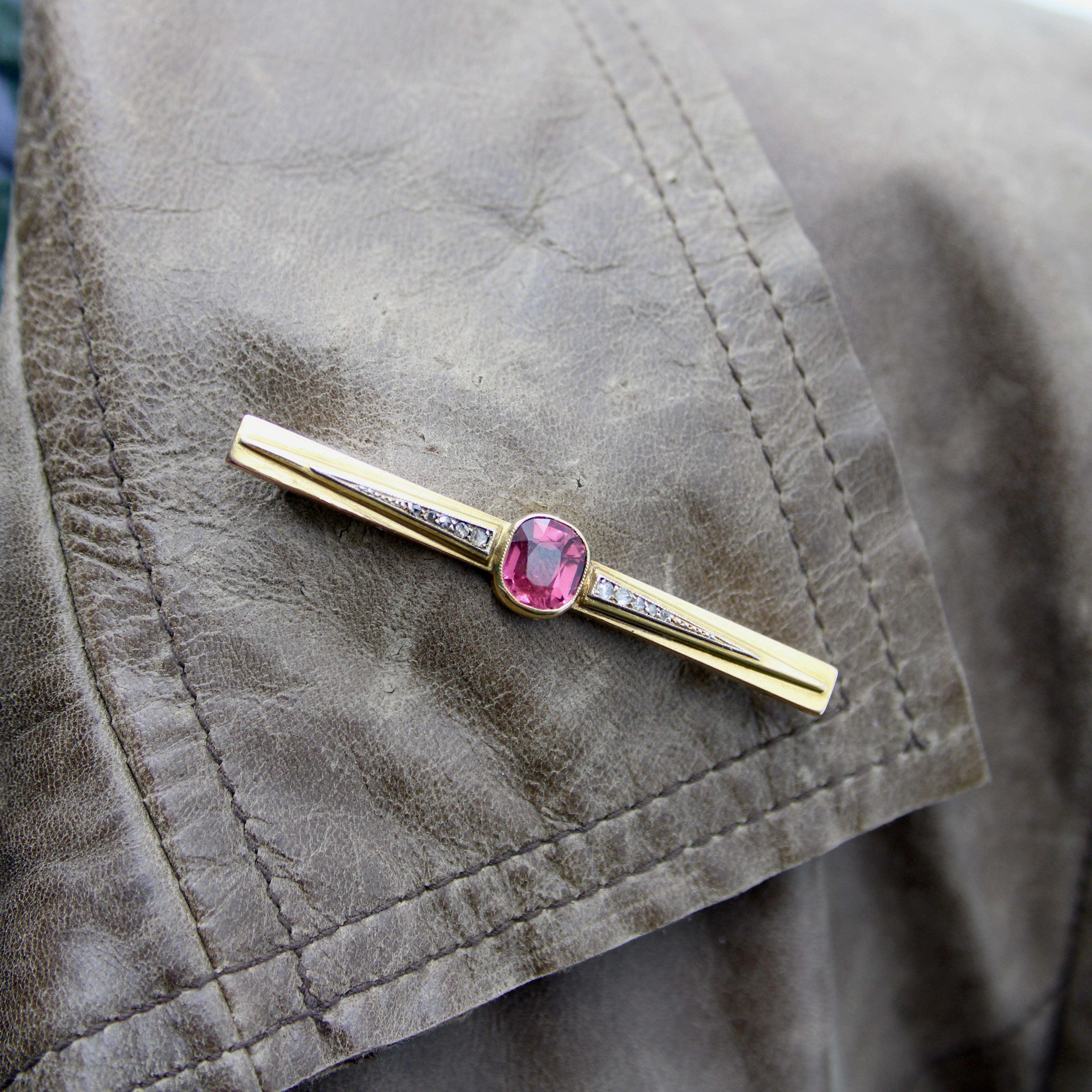 Broche française en or 18 carats avec tourmaline et diamants sertis sur le chaton en vente 1