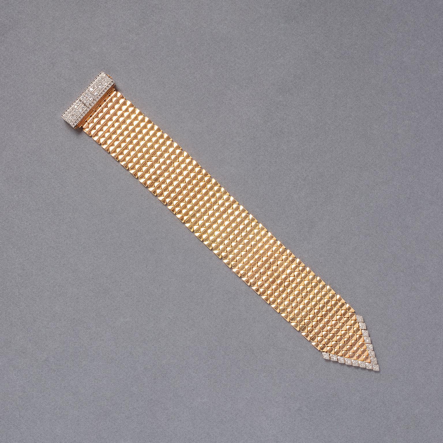Bracciale con fibbia flessibile in oro giallo 18 carati e chiusura con diamanti a taglio singolo all'estremità della fascia (circa 1,68 carati in totale) incastonati in platino, Francia, 1960 circa, con marchi di controllo francesi per l'oro e il