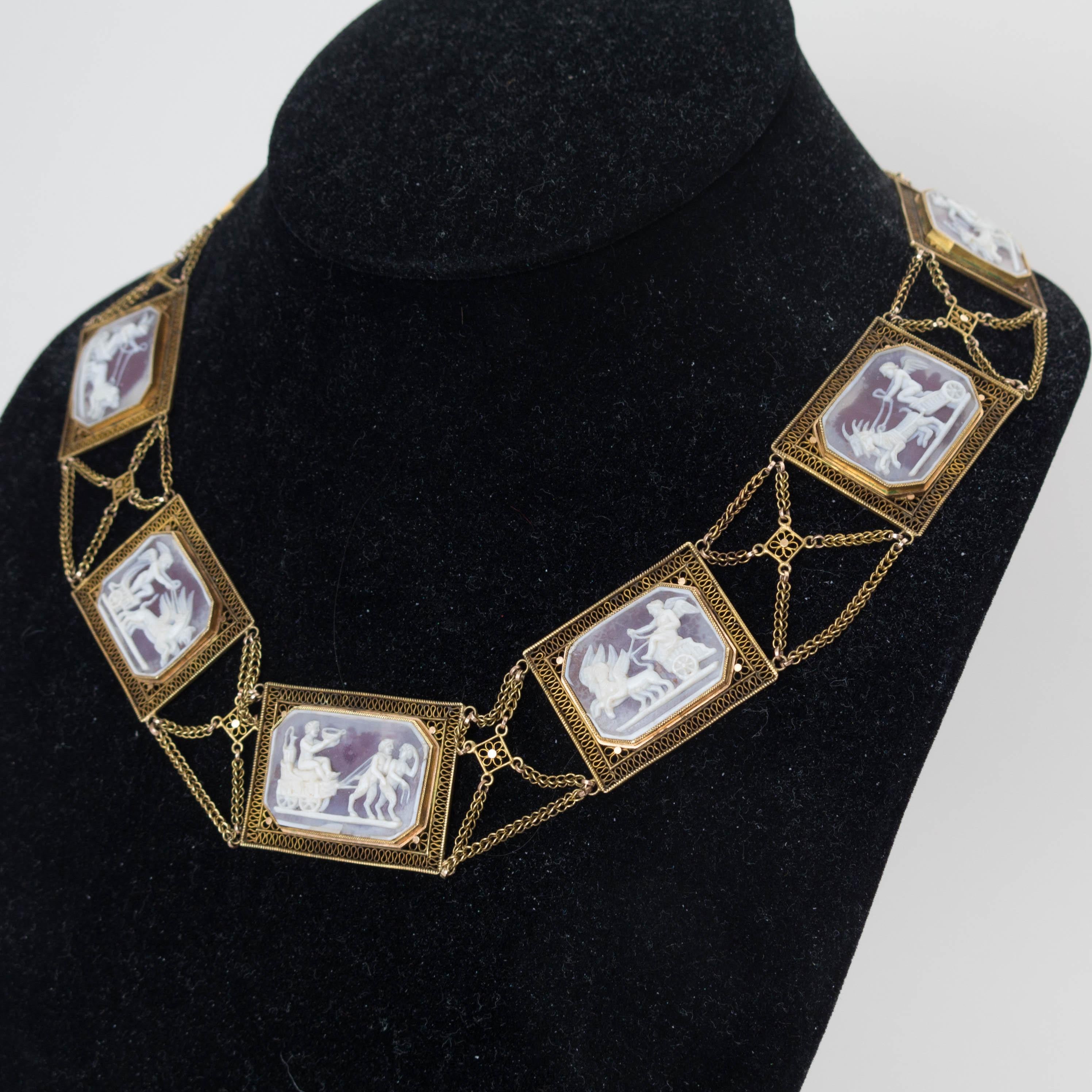 Collier français en or 18 carats avec panneaux de camée en pierre dure sculptés Bon état - En vente à Austin, TX
