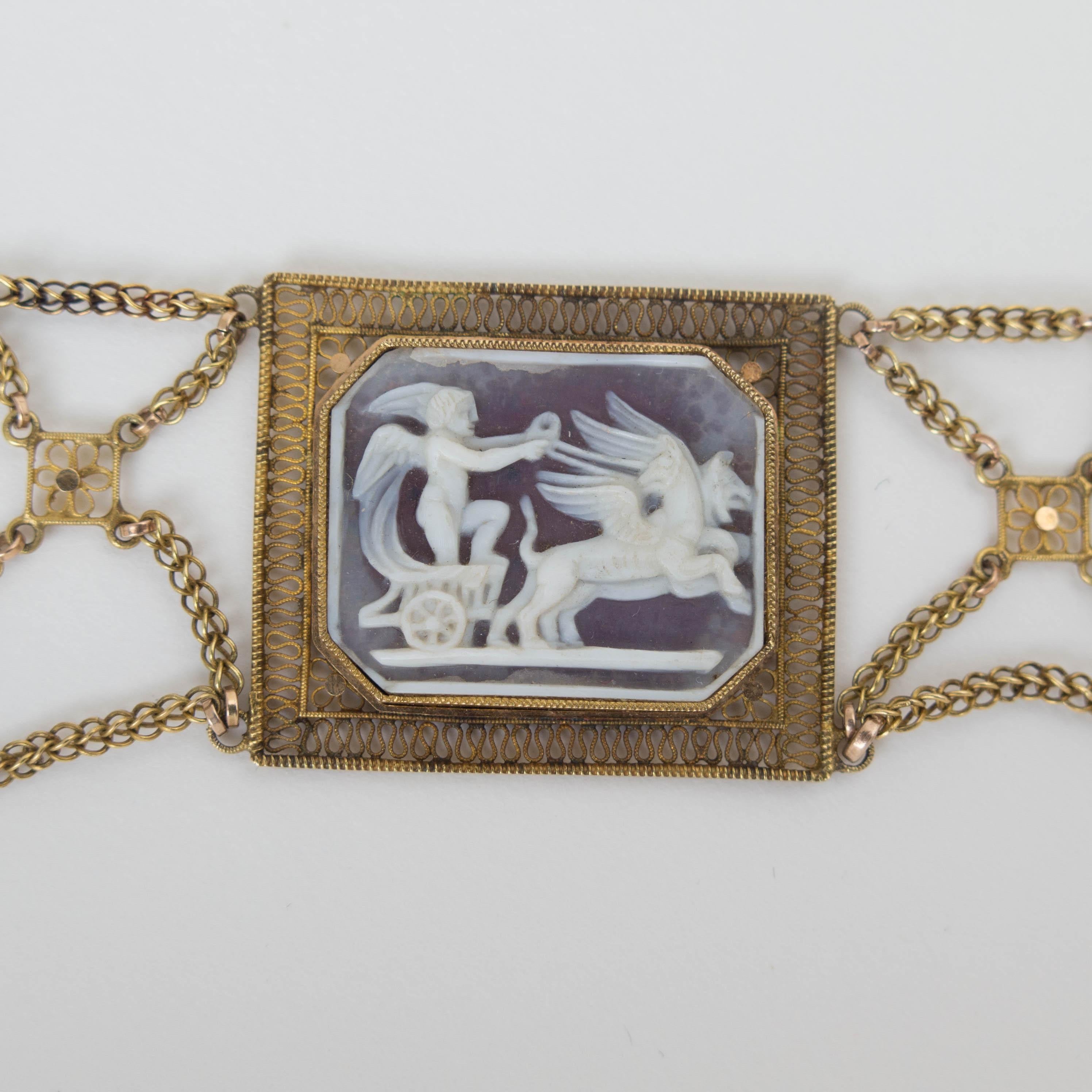 Collier français en or 18 carats avec panneaux de camée en pierre dure sculptés Unisexe en vente