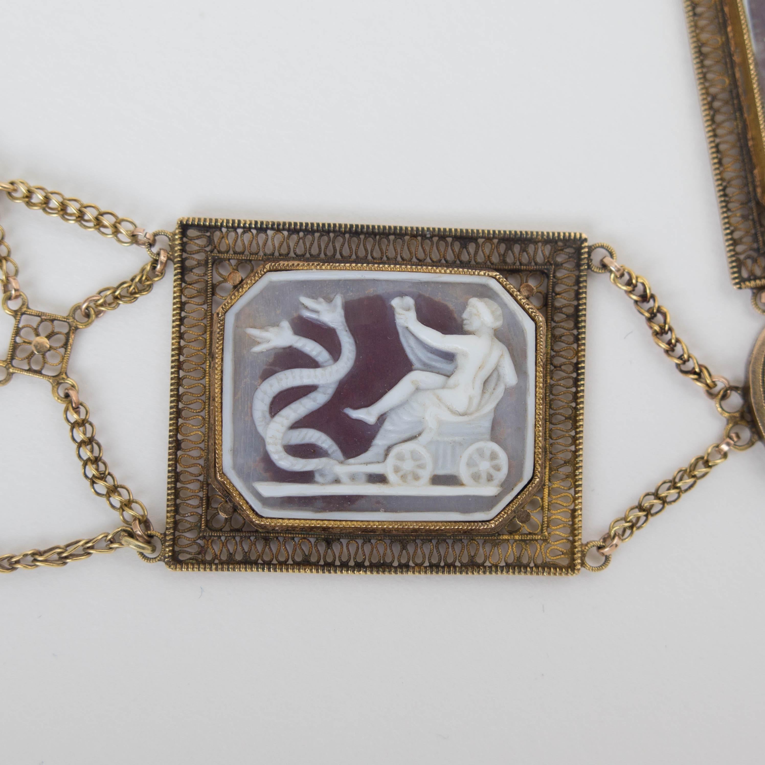 Collier français en or 18 carats avec panneaux de camée en pierre dure sculptés en vente 4