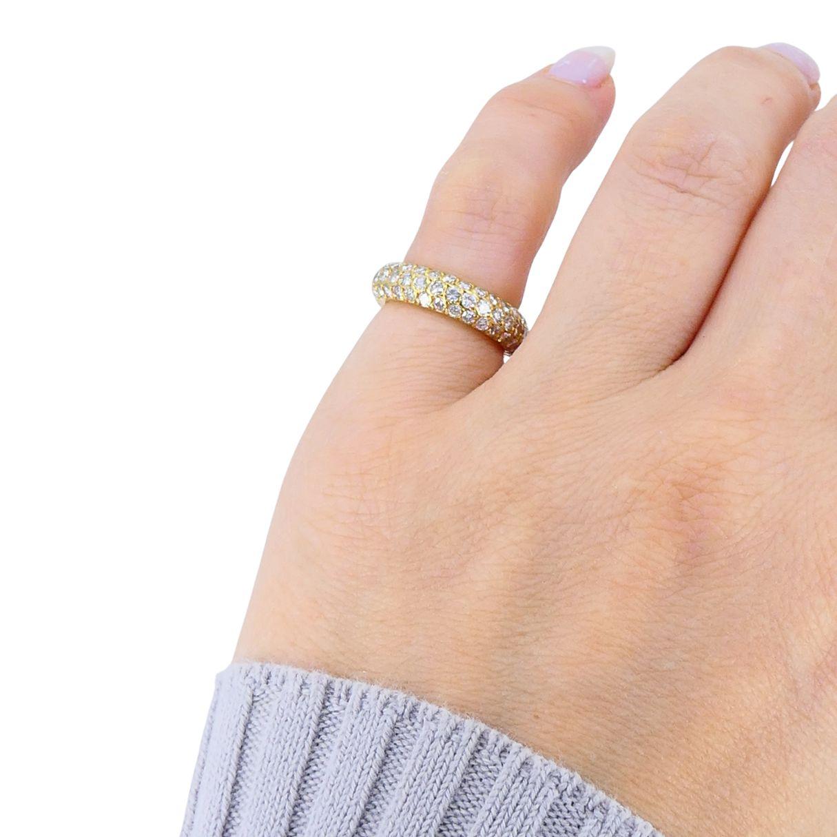 Uno squisito anello a fascia con diamante francese finemente realizzato in oro giallo 18 carati, completamente incastonato con diamanti rotondi taglio brillante che si avvolgono senza soluzione di continuità intorno al dito in tre file radiose. I