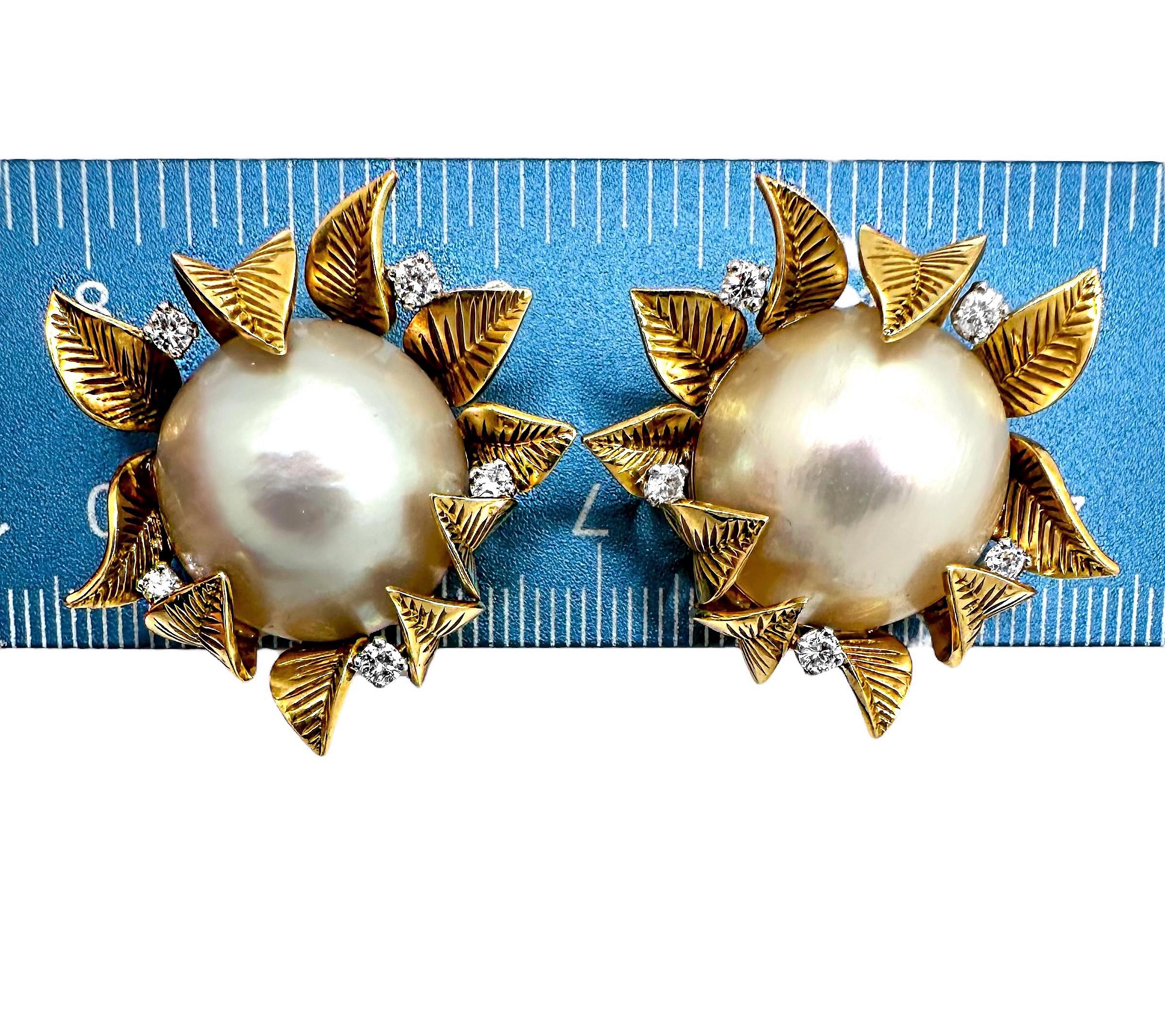 French 18K Gold Earrings with Mobe Pearls Surrounded by Leaves and Diamonds For Sale 7