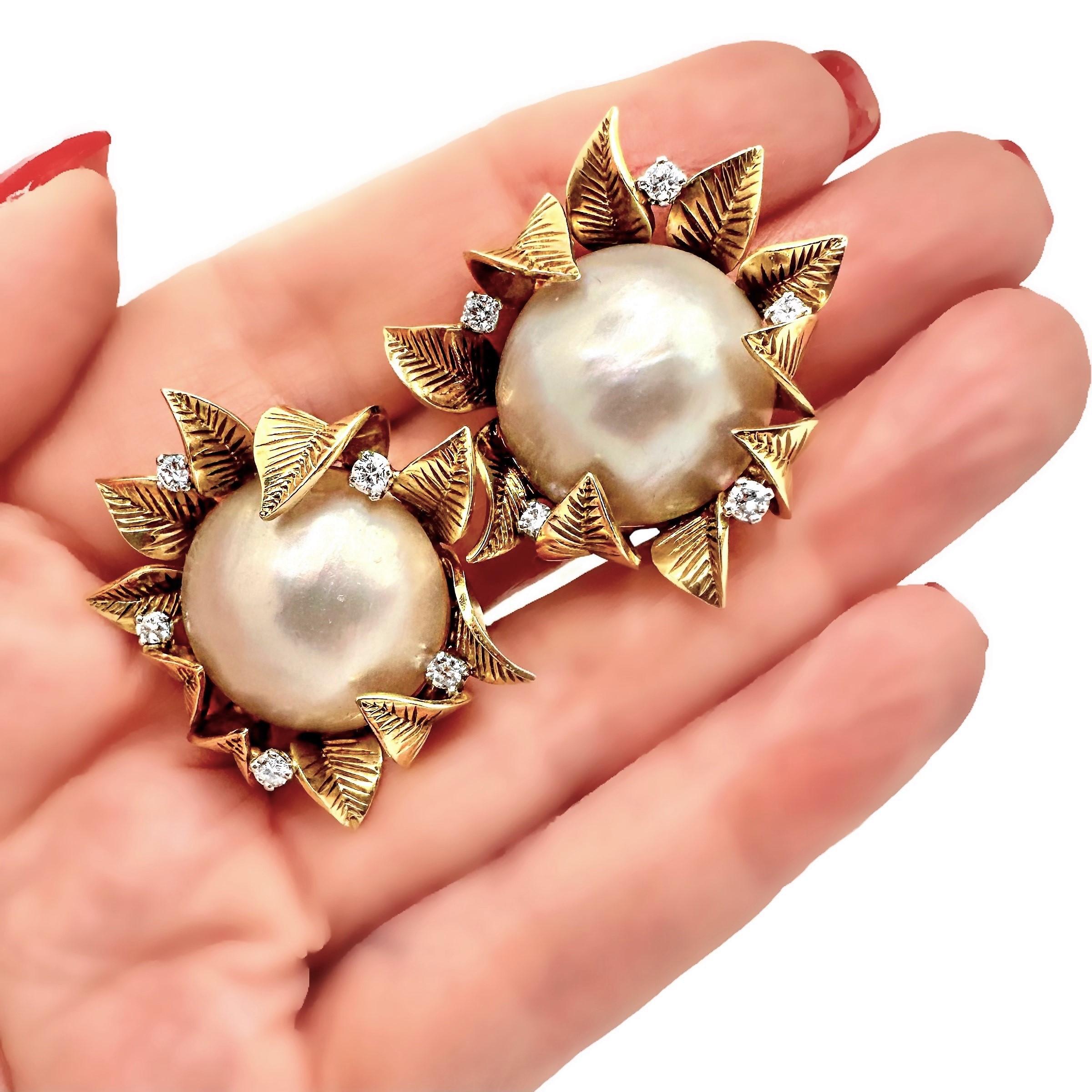 French 18K Gold Earrings with Mobe Pearls Surrounded by Leaves and Diamonds For Sale 8