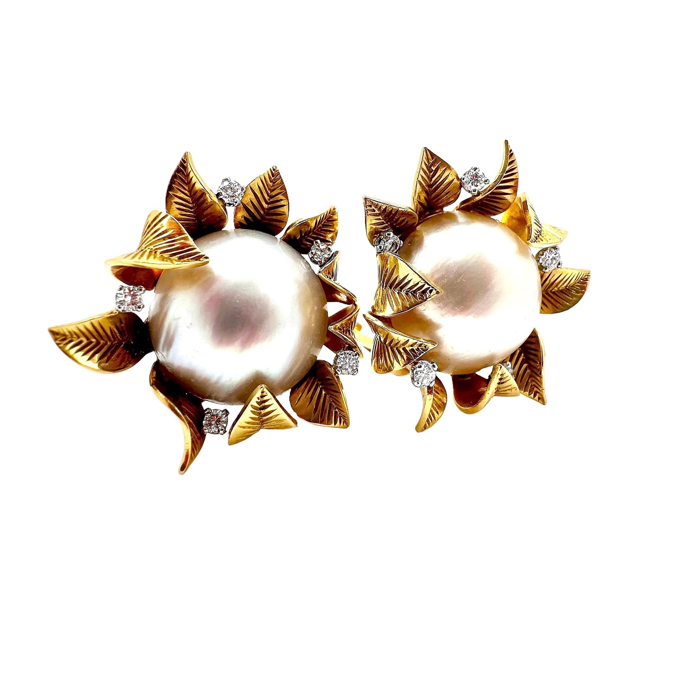 Brilliant Cut French 18K Gold Earrings with Mobe Pearls Surrounded by Leaves and Diamonds For Sale