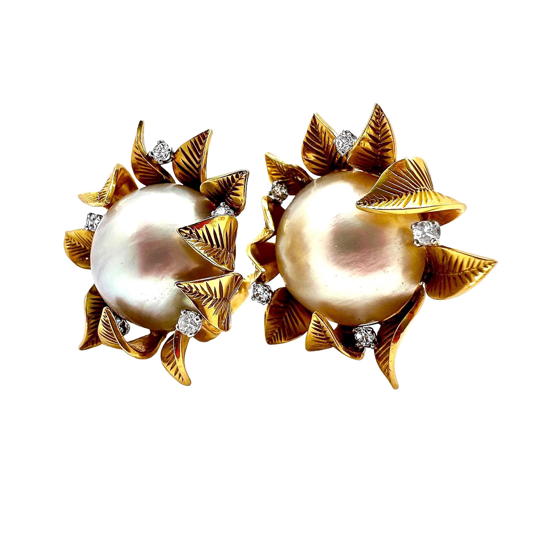 French 18K Gold Earrings with Mobe Pearls Surrounded by Leaves and Diamonds For Sale 3