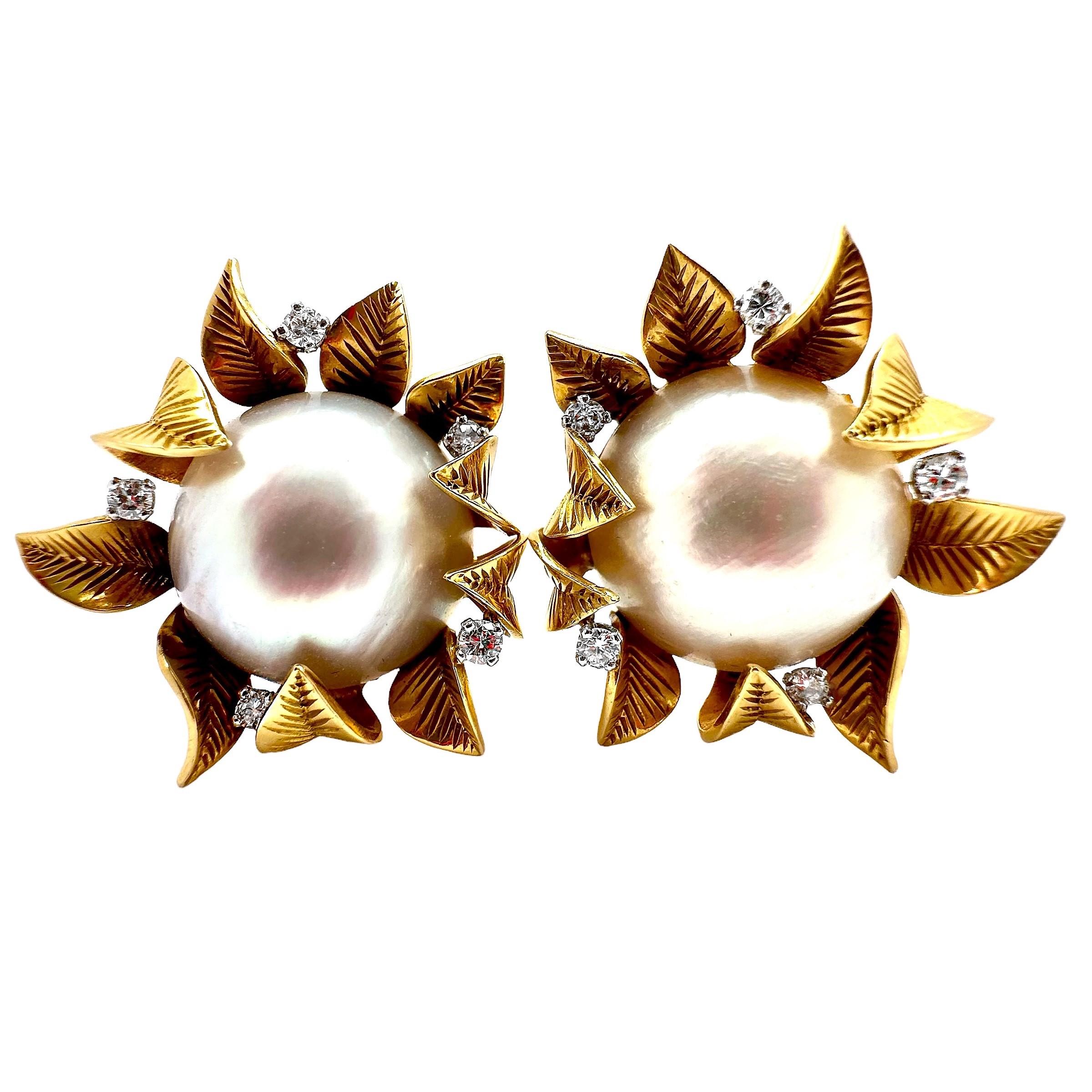 French 18K Gold Earrings with Mobe Pearls Surrounded by Leaves and Diamonds For Sale 4
