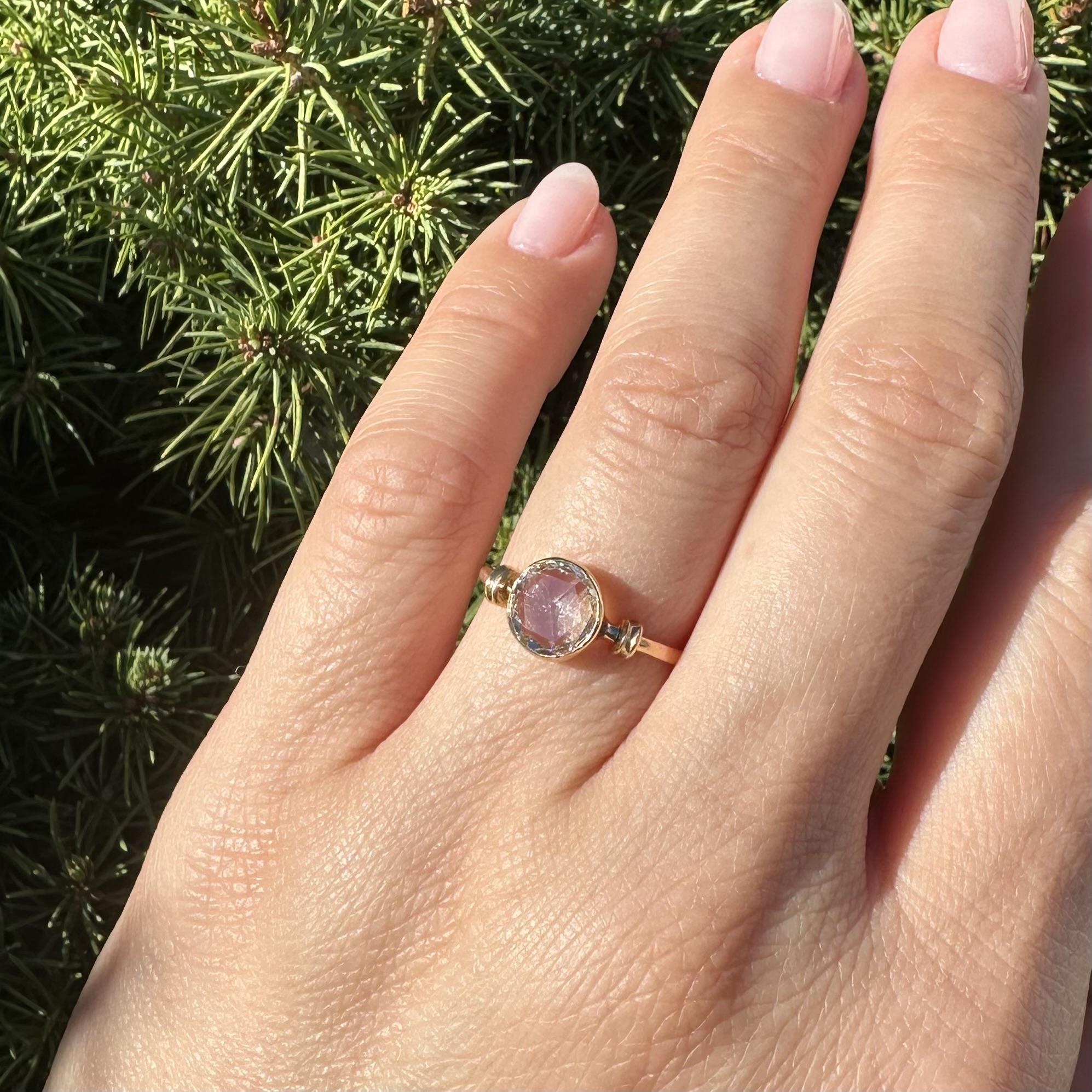 Anello solitario in oro francese 18k GIA 1,01ct E VS2 con castone rotondo di diamanti rosa in vendita 6