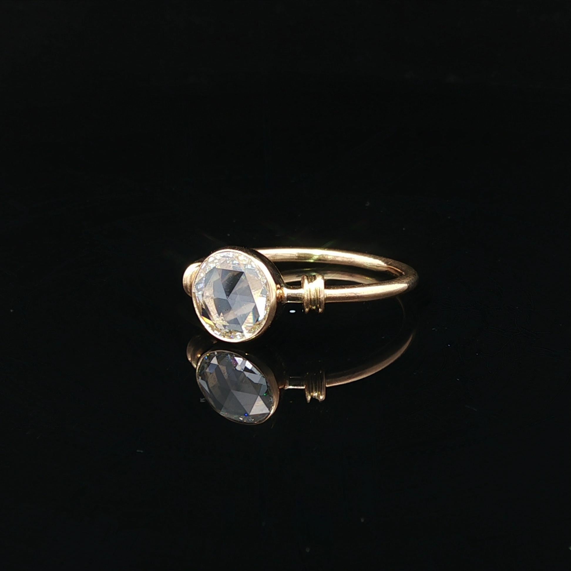 Anello solitario in oro francese 18k GIA 1,01ct E VS2 con castone rotondo di diamanti rosa In condizioni ottime in vendita a Montclair, NJ