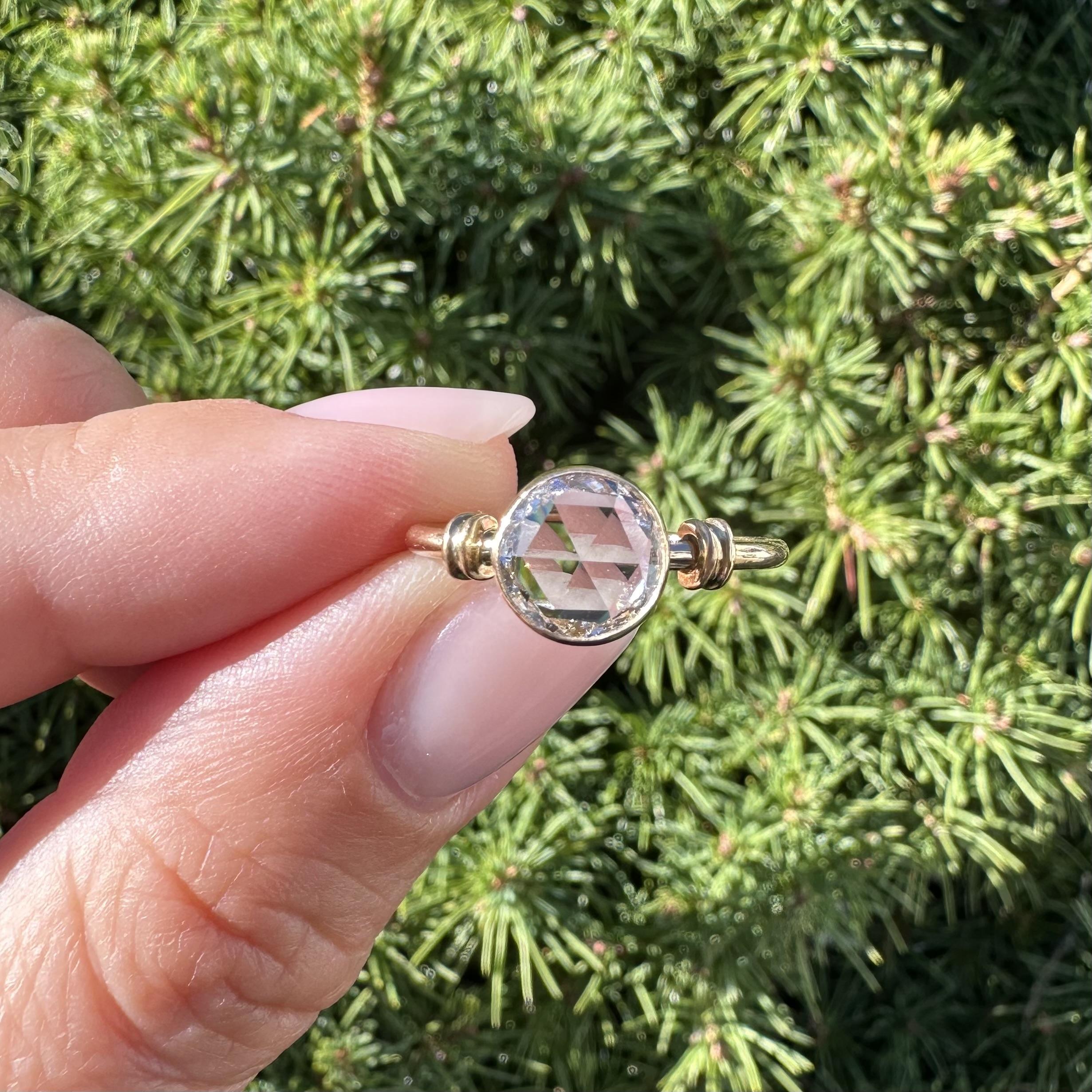Anello solitario in oro francese 18k GIA 1,01ct E VS2 con castone rotondo di diamanti rosa in vendita 4