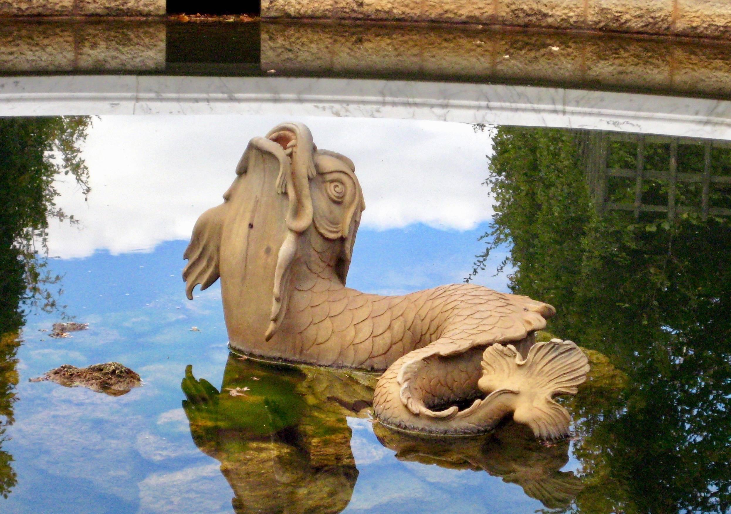 French 18-Karat Set of Two Faucets in the Shape of Dolphins, Mid-1900s For Sale 2