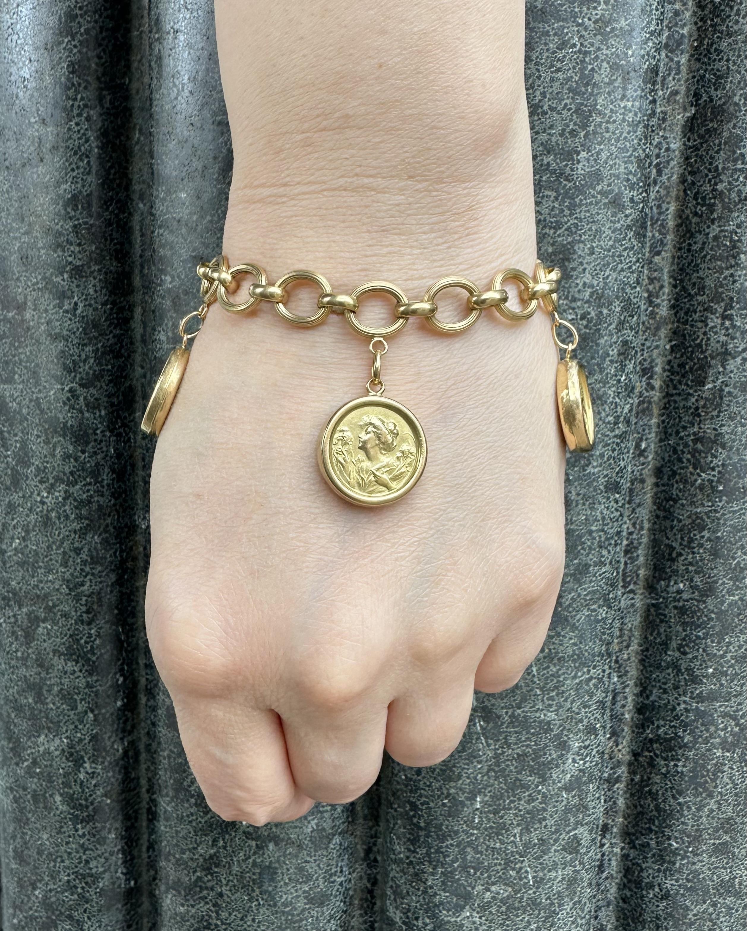Bracciale francese in oro 18 carati con cammeo ritratto e charm a doppia faccia con cavo testurizzato In condizioni buone in vendita a Montclair, NJ