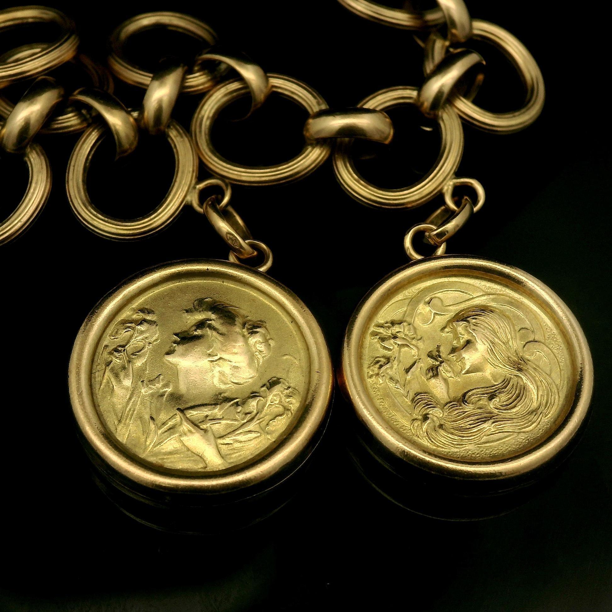 Bracciale francese in oro 18 carati con cammeo ritratto e charm a doppia faccia con cavo testurizzato in vendita 1