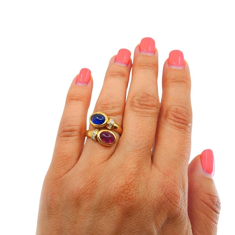 
Cette superbe bague bypass en rubis et saphir français est réalisée en or jaune 18 carats. Dotée du poinçon français de la tête d'aigle, cette bague témoigne de la qualité de l'artisanat français et de son authenticité.
Le design met en valeur deux