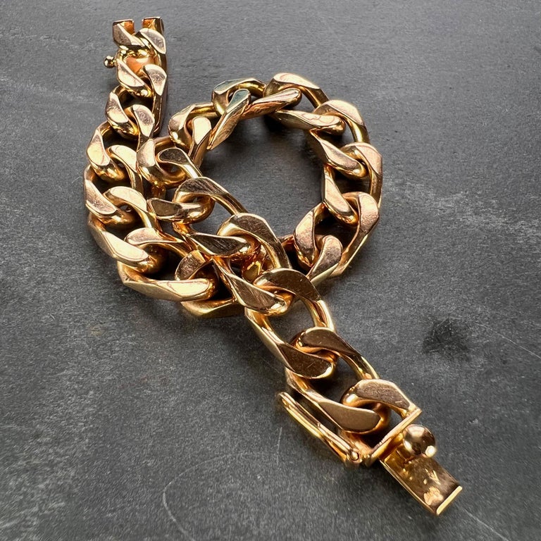 A French 18 karat (18K) rose gold curb link bracelet. Stamped with the eagle’s head for 18 karat gold and French manufacture with maker’s mark for Carlini. 7 inches long. 

Dimensions: 18 x 0.8 x 0.4 cm
Weight: 40.23 grams 