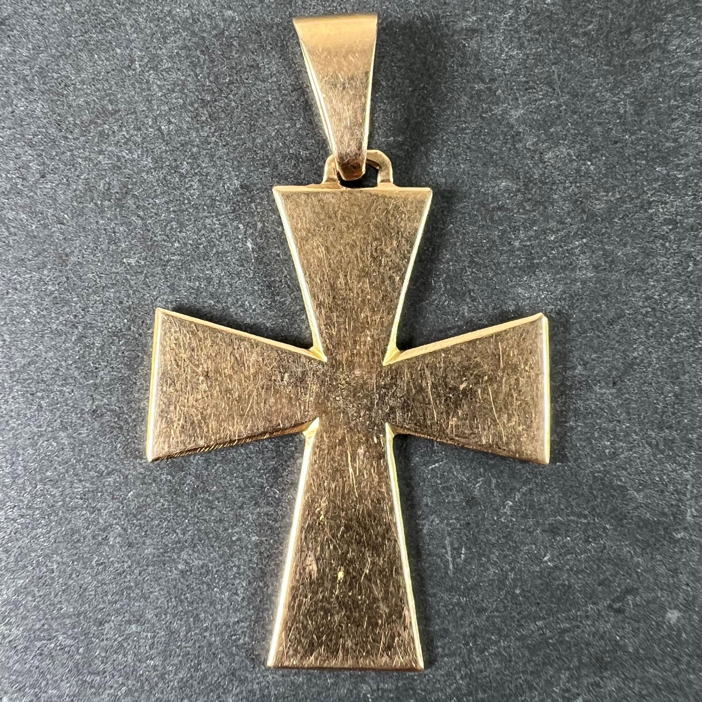 Un pendente francese in oro rosa 18 carati (18K) disegnato come una croce con bracci affusolati. Sul retro è inciso il nome 