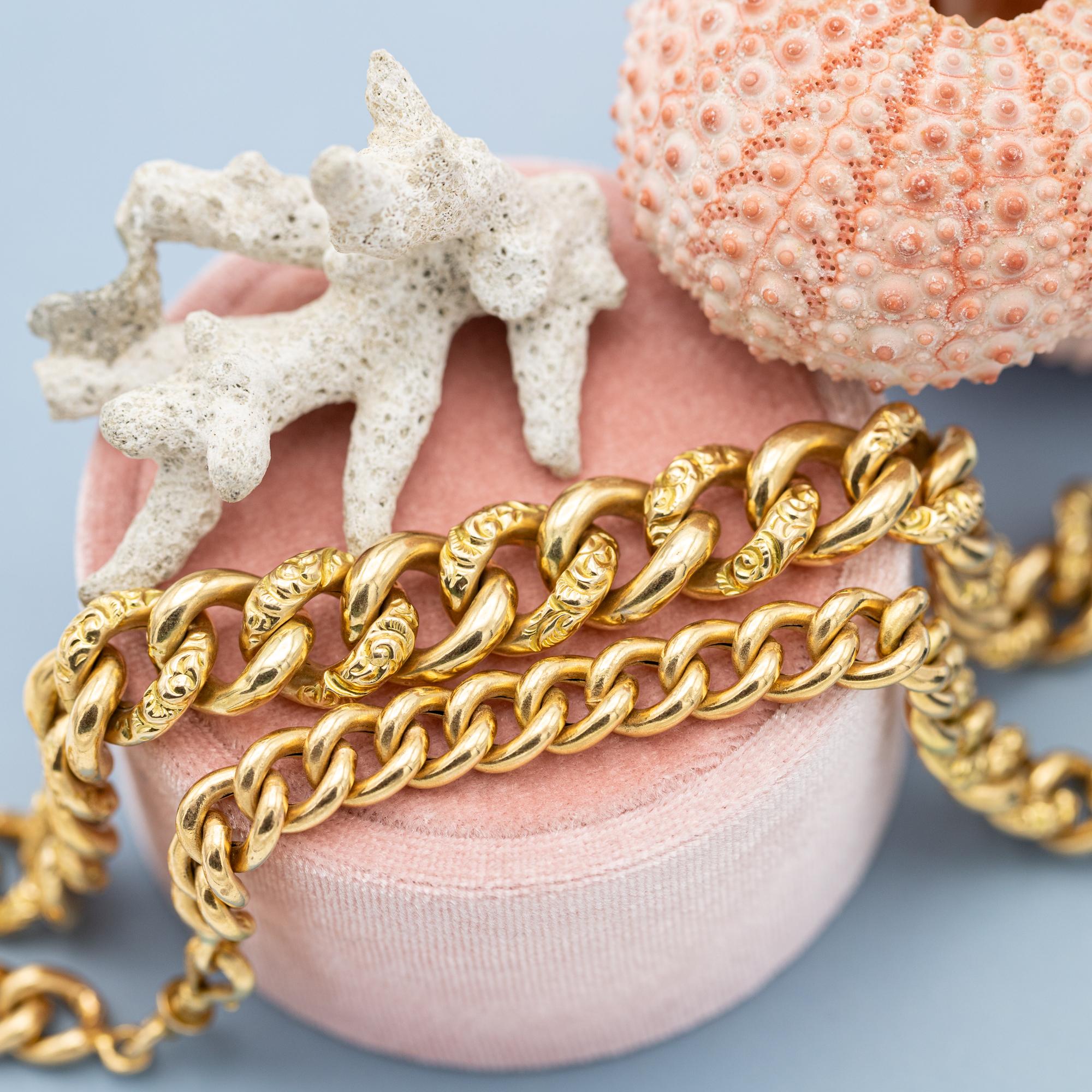 For sale is this 18 karat yellow gold Antique necklace. It consists of simpler yet fancy looking links thanks to their texture -that are arranged from small to wide to small again- and a lovely antique closures. This Antique chain necklace is