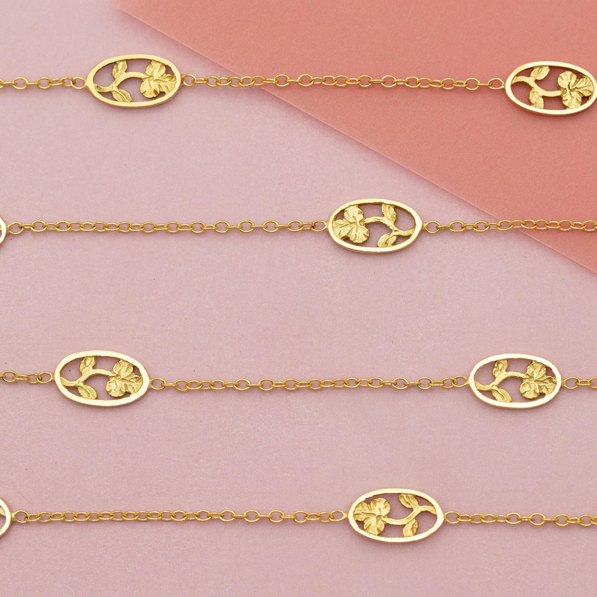 For sale is this lovely 18 Karat yellow gold Sautoire necklace dating back to the Art Nouveau period. This elegant necklace consists out of alternating simpler and fancy looking links with lovely floral decorations. The spring ring is an antique