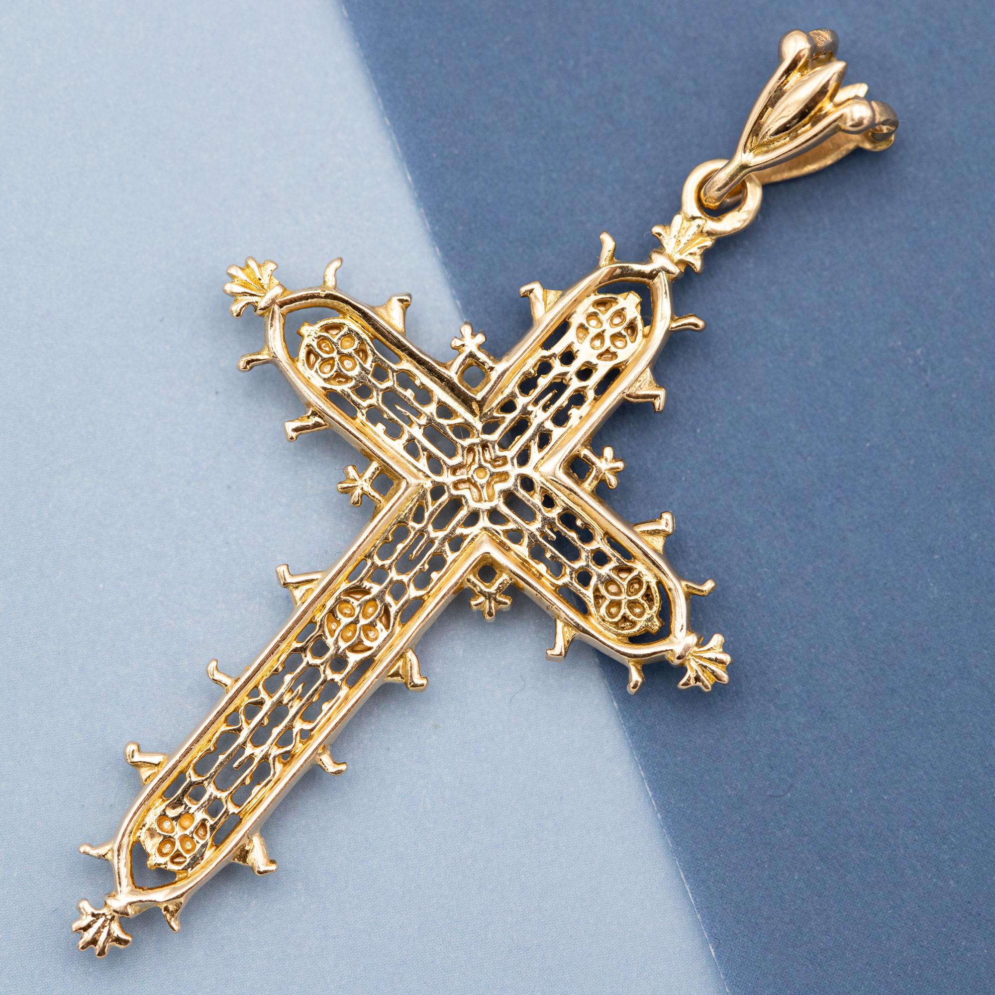 French 18k solid gold cross pendant - Estate Catholic medallion - cross medal In Good Condition In Antwerp, BE