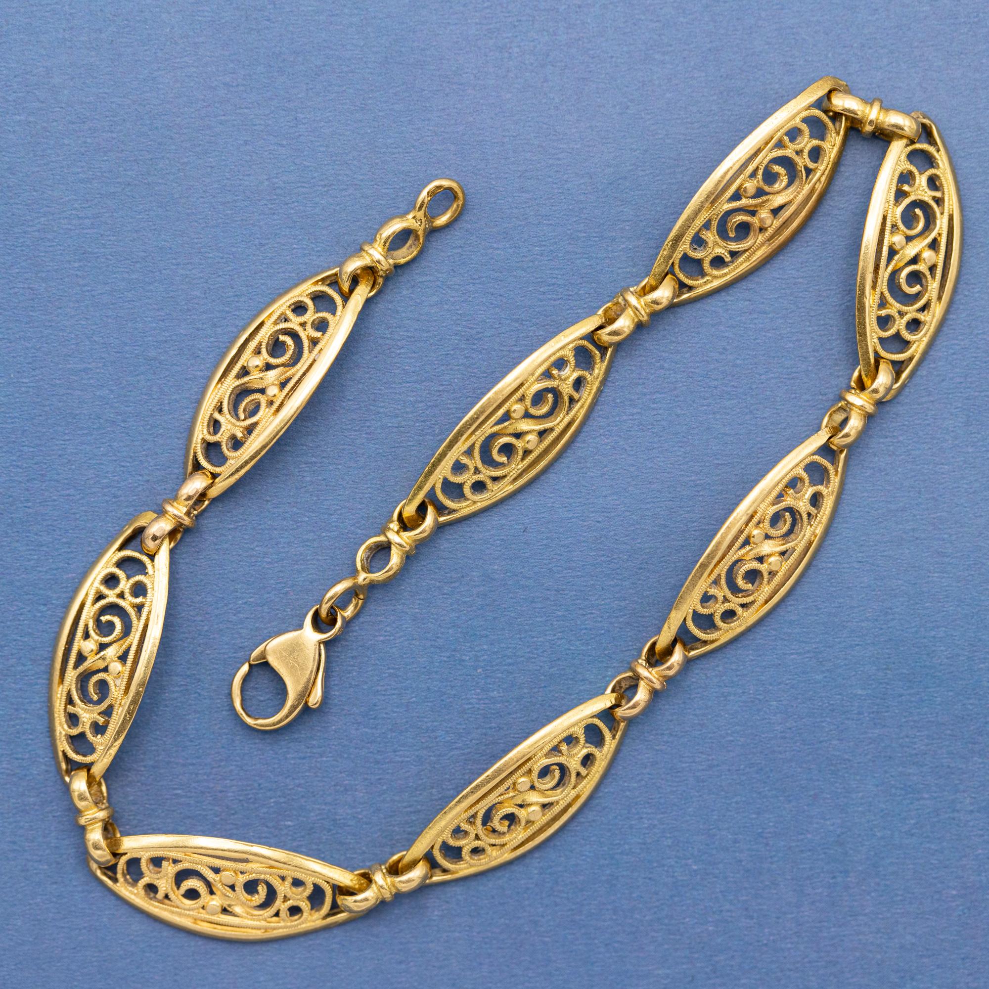 French 18k solid gold filligree chain bracelet, 1940's romantic sautoir bracelet In Good Condition In Antwerp, BE