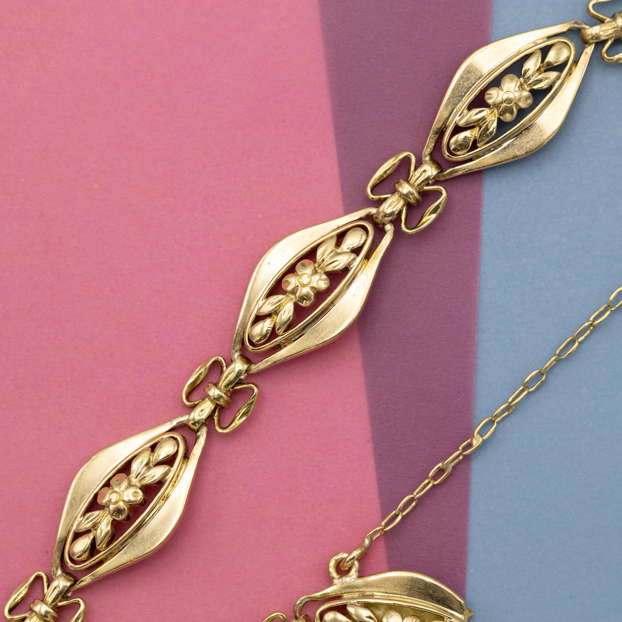 For sale is this Vintage French Floral linked bracelet. This heavy yet elegant bracelet is crafted in 18k yellow gold and hallmarked with a French eagle head and a Rhino head which means that it was made between 1940 and 1943. It is in good