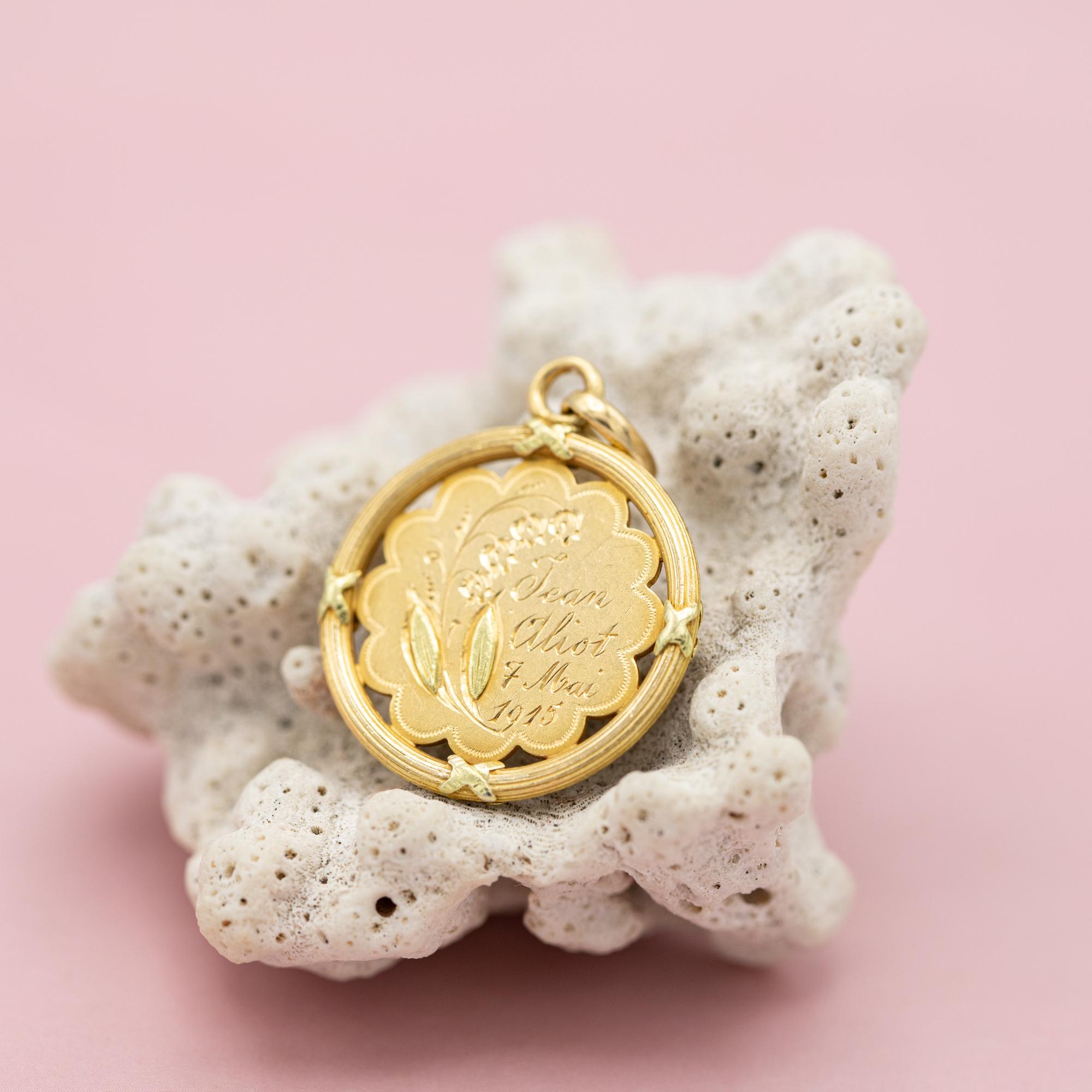 French 18K solid gold pendant - Campagne war charm - Lily - Antique, Art Nouveau For Sale 5