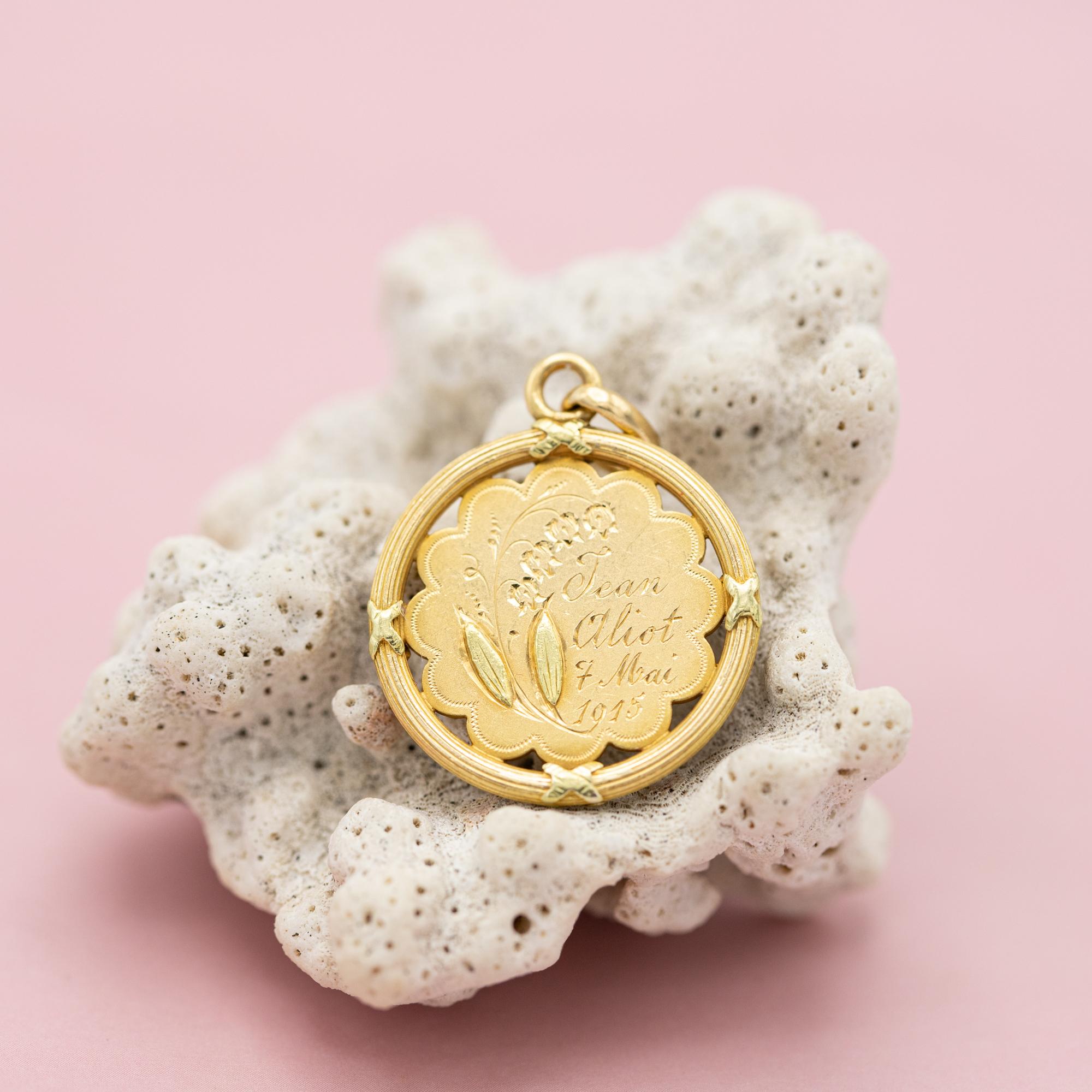 For sale is this wonderful 1900's solid gold pendant covered with bell shaped flowers, hand engravings and the date 1915. The base is a flower shaped plate encircled by a round textured circle. A common and very lovey design from this time. The