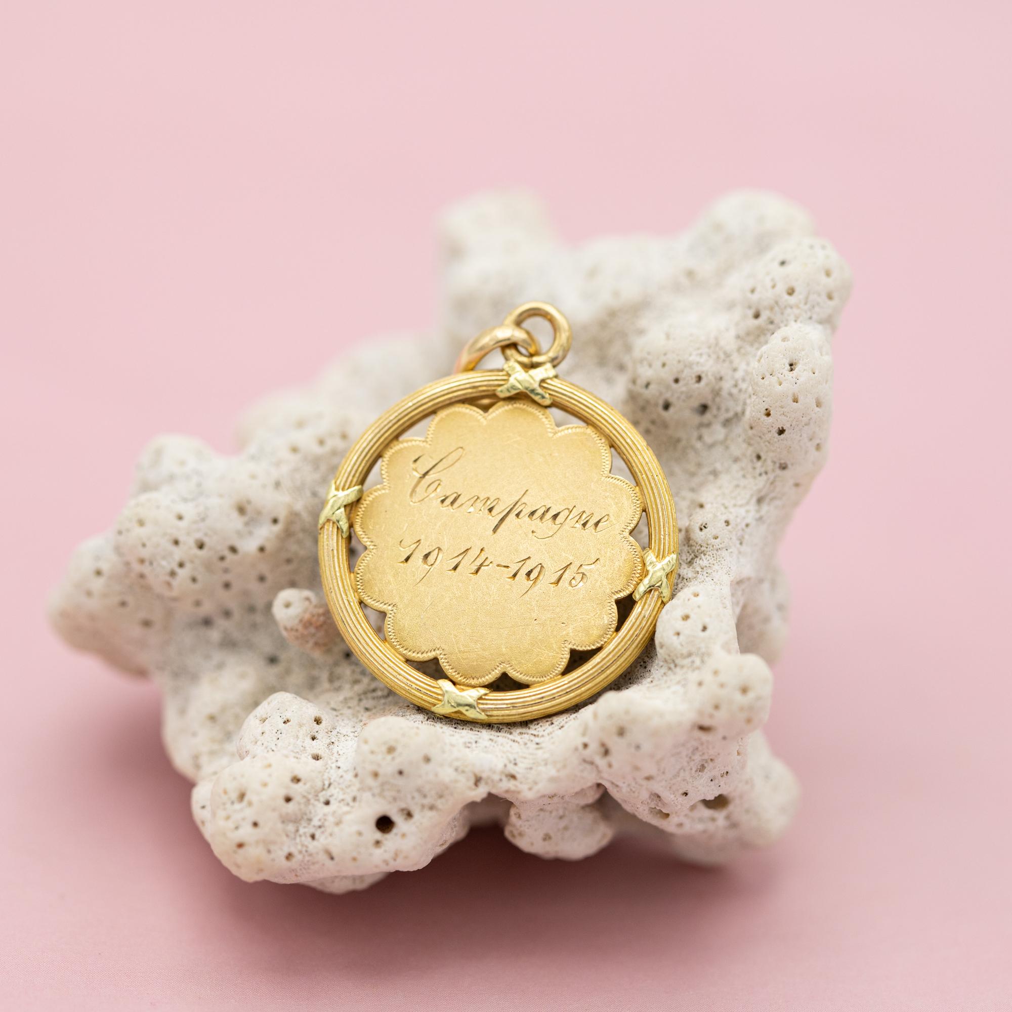 Modern French 18K solid gold pendant - Campagne war charm - Lily - Antique, Art Nouveau For Sale