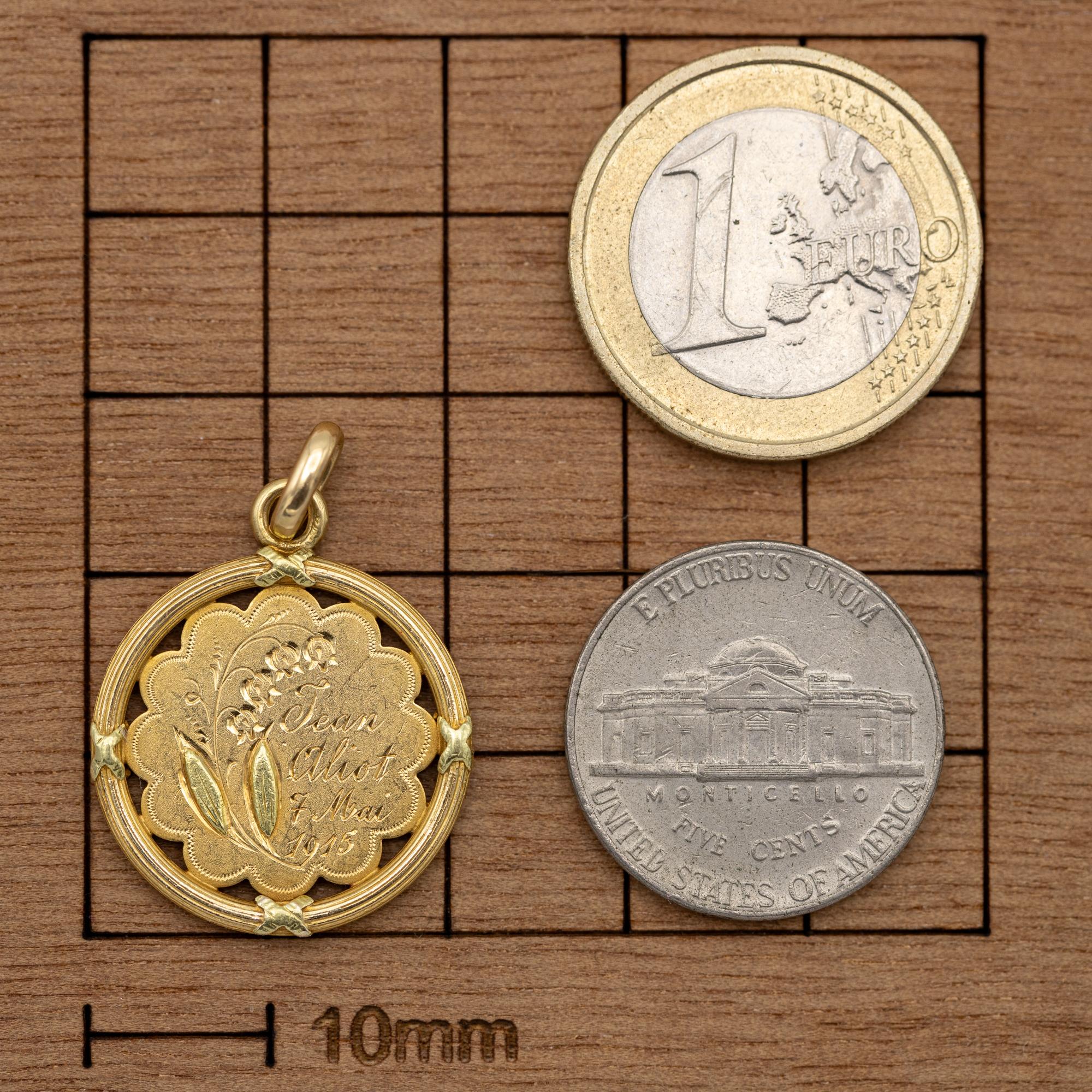 Women's or Men's French 18K solid gold pendant - Campagne war charm - Lily - Antique, Art Nouveau For Sale